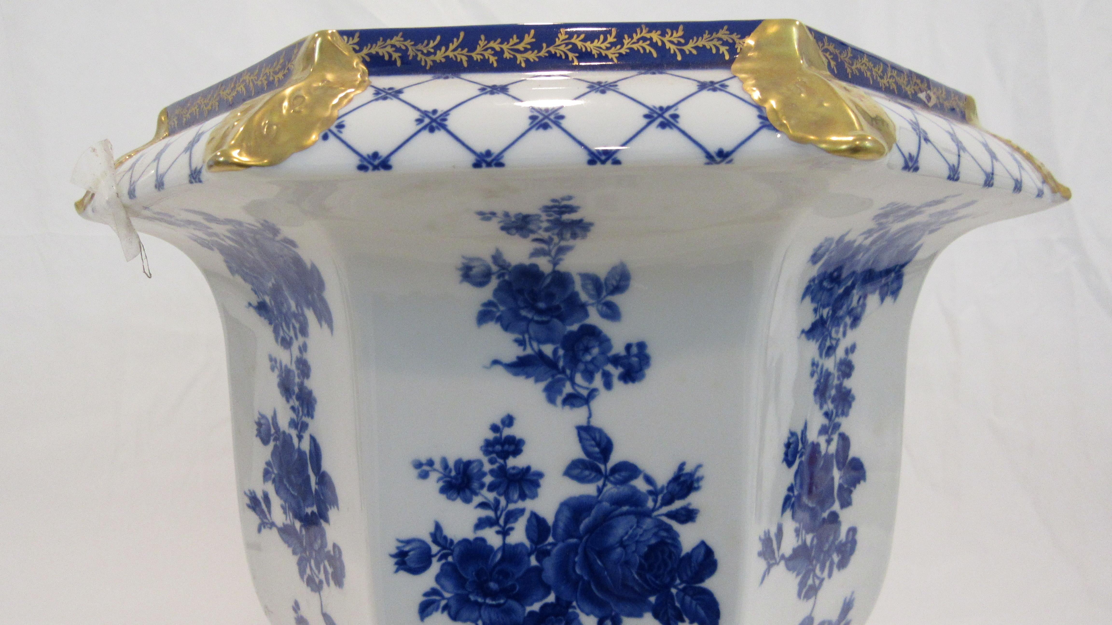Late 20th Century Mangani Cachepot White Porcelain Hand Painted with 24 Karat Gold Micro-Fusion For Sale