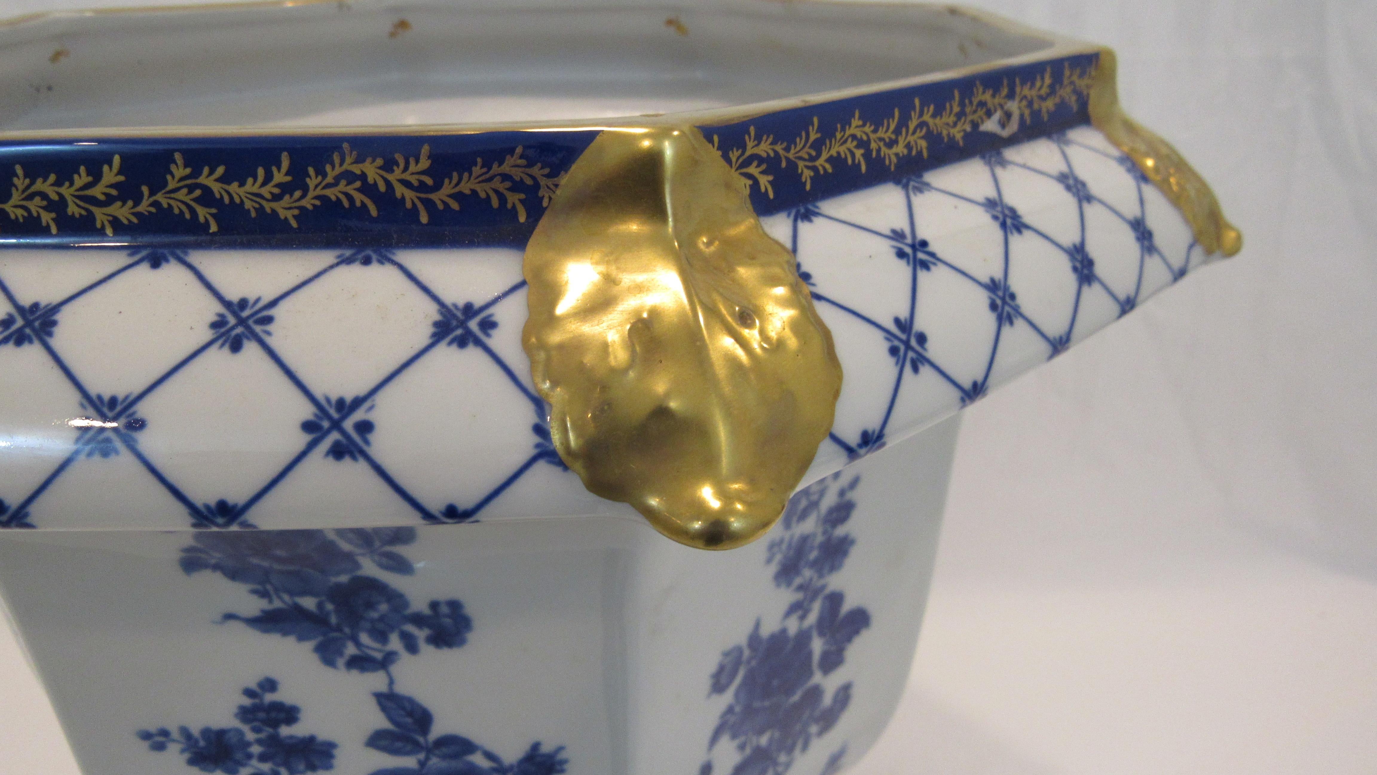 Mangani Cachepot White Porcelain Hand Painted with 24 Karat Gold Micro-Fusion For Sale 2