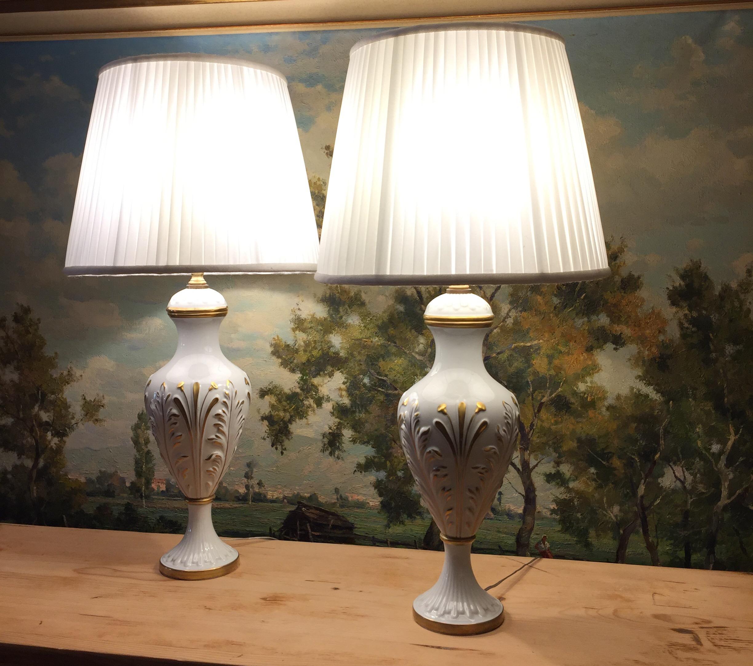 Hand-Painted Mangani Firenze Pair of Italian White Table Lamps with Gold Foliate Motiv