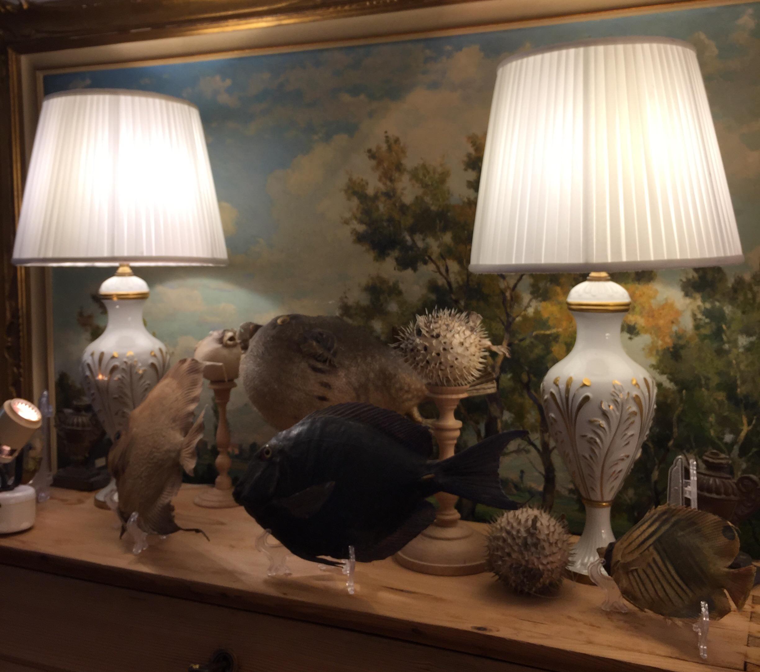 Mangani Firenze Pair of Italian White Table Lamps with Gold Foliate Motiv In Good Condition In Milan, IT