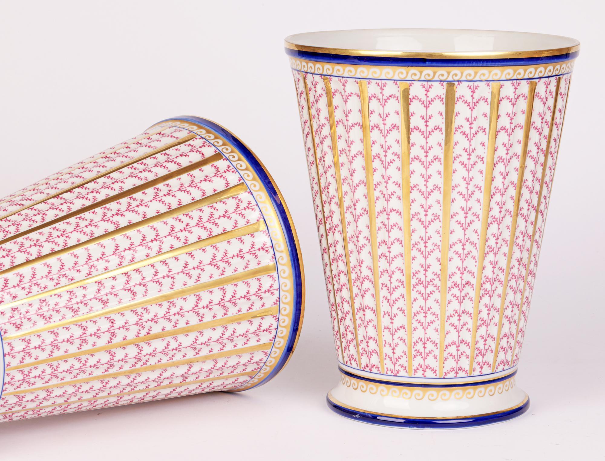 Ein großes und beeindruckendes Paar italienischer eimerförmiger Porzellanvasen, handdekoriert mit feinen Blattmustern von Mangani, aus dem 20. Dieses stilvolle Paar eleganter Vasen steht auf einem breiten runden Sockel mit gekniffenem Rand und hat
