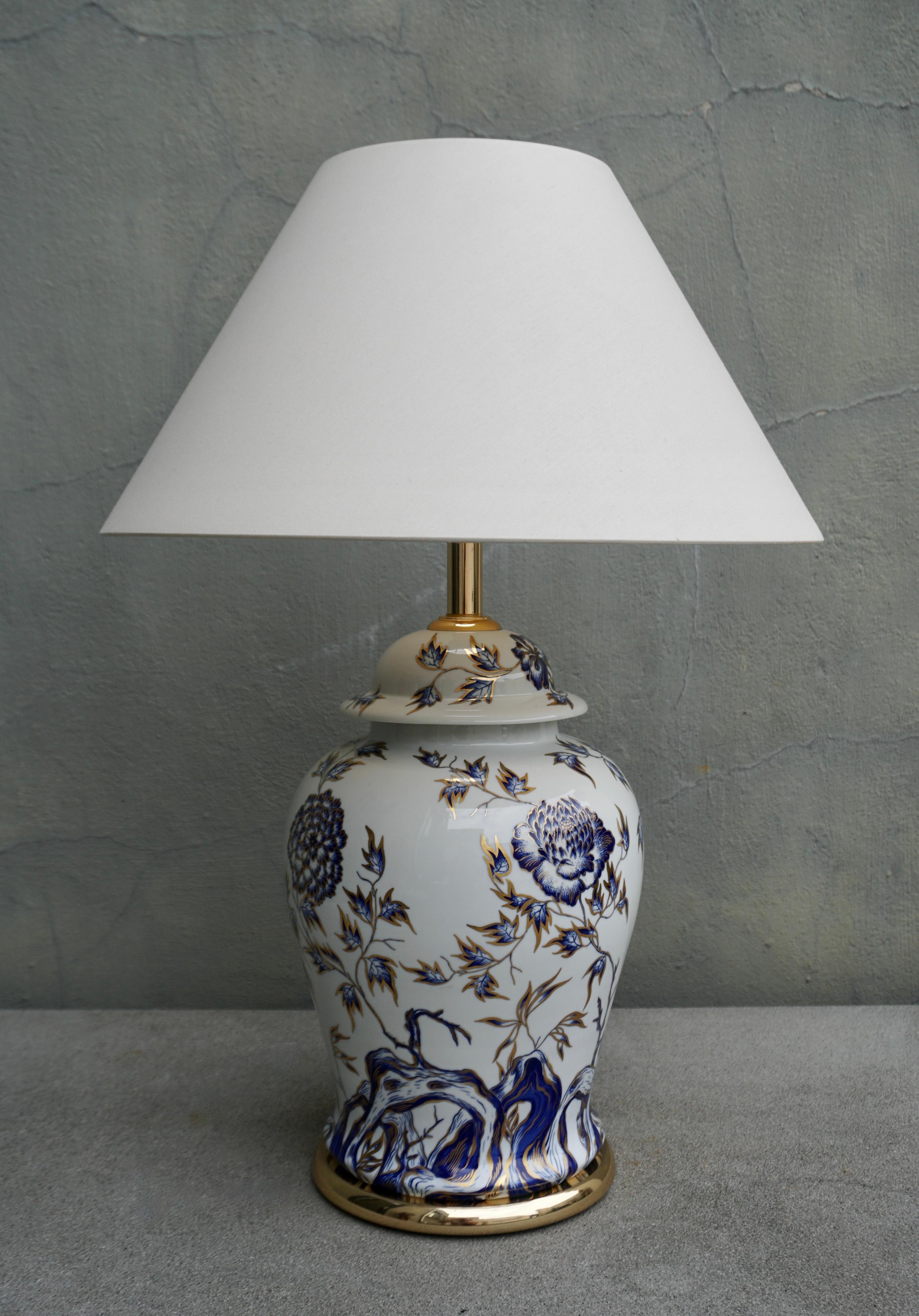Mangani, Italy Classically Designed Porcelain Table Lamp   

Offered for sale is a classically designed Italian porcelain table lamp by Mangani. Porcelain lidded urn, in ginger jar form, decorated in white, blue and gold flowers, on graduated brass