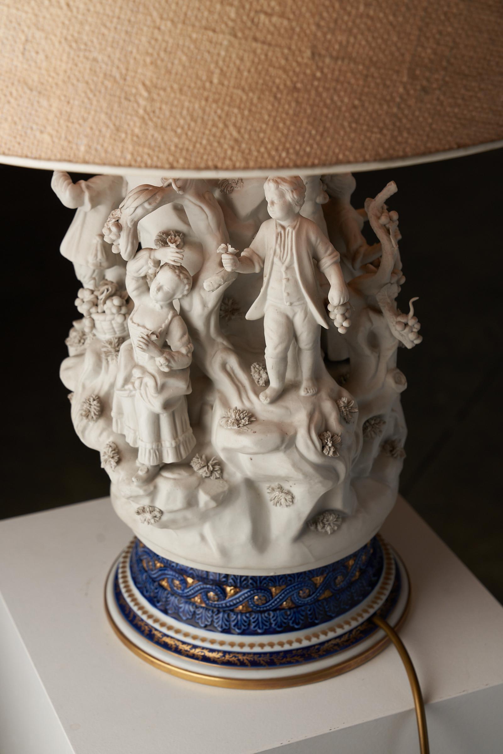 Mangani Porcelain Table Lamp with Sculpted Figurines, 20th-Century Italy For Sale 2