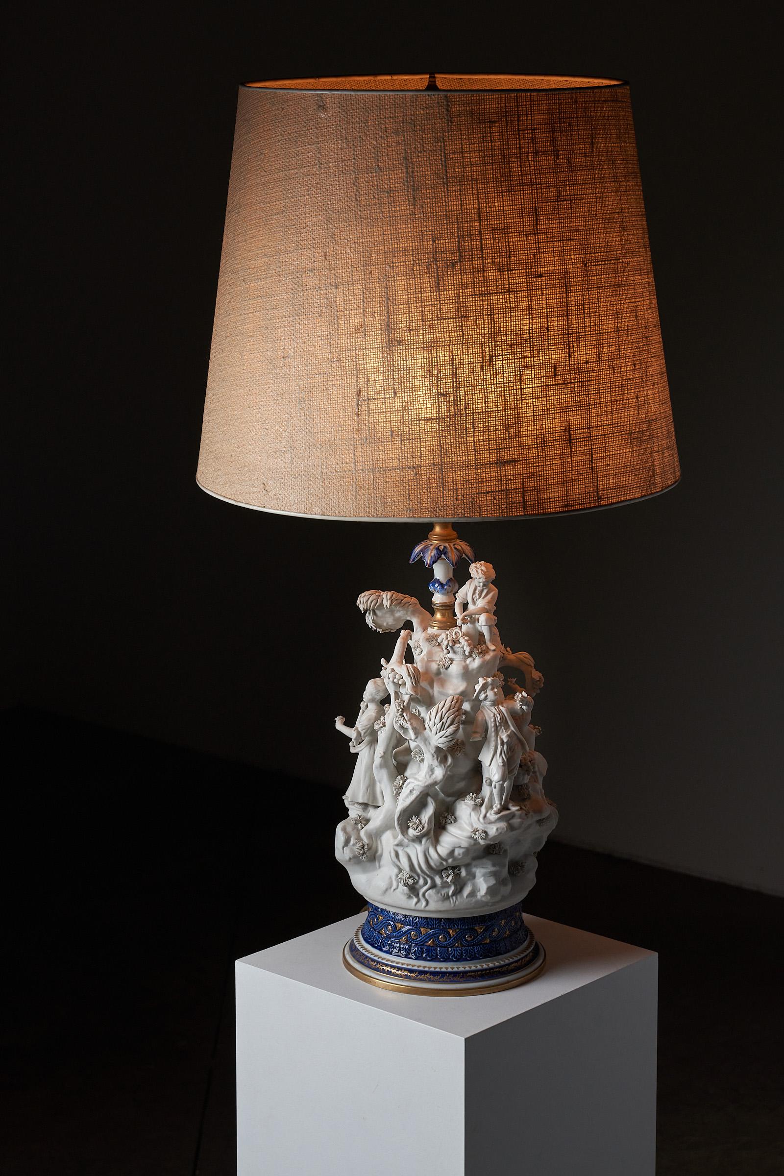 Baroque Mangani Porcelain Table Lamp with Sculpted Figurines, 20th-Century Italy For Sale