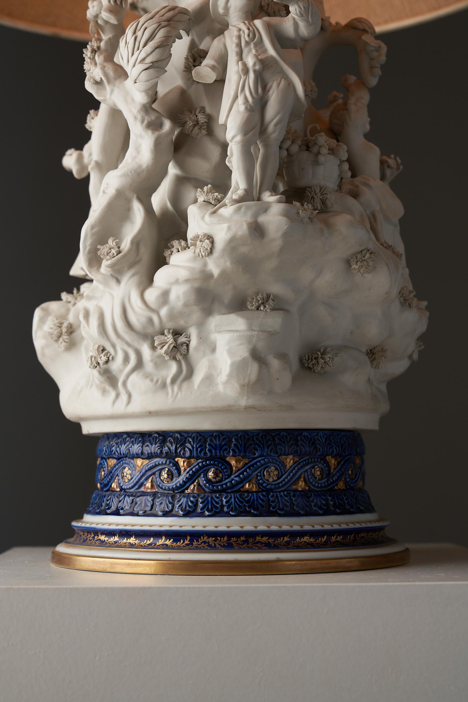 Mangani Porcelain Table Lamp with Sculpted Figurines, 20th-Century Italy In Good Condition For Sale In Mortsel, BE