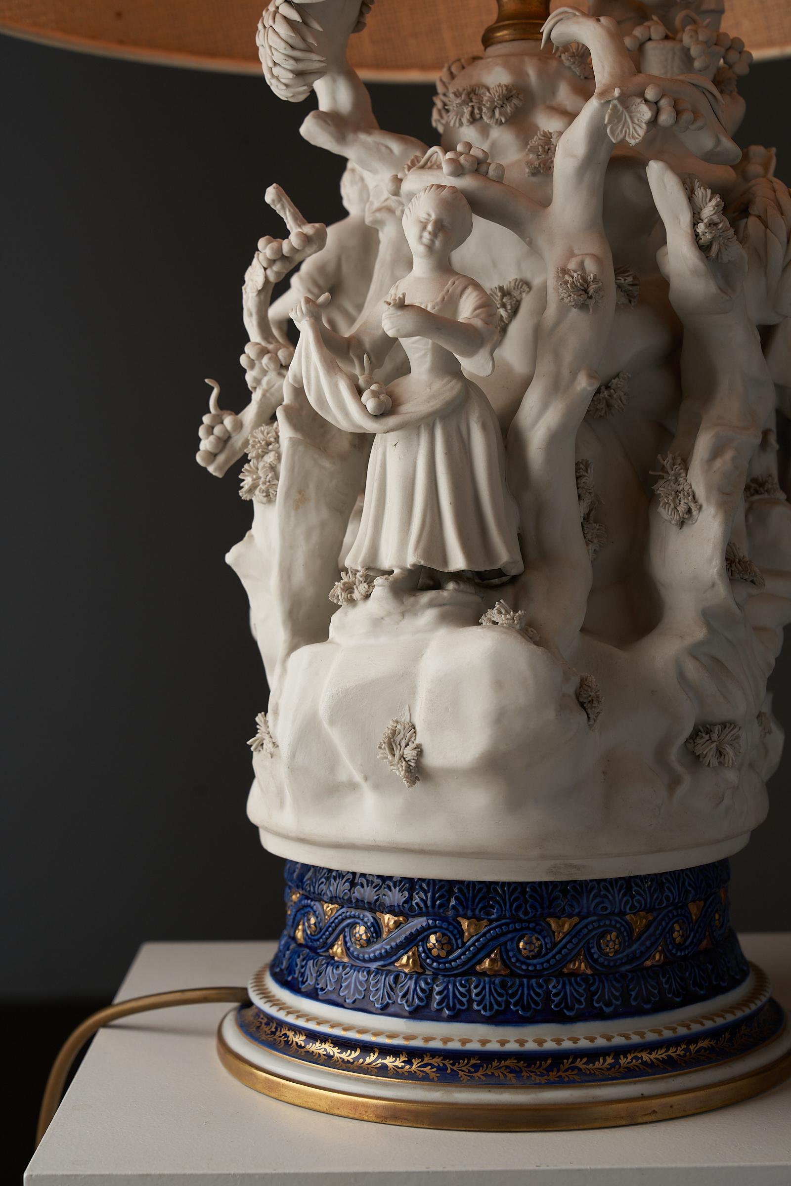 Mangani Porcelain Table Lamp with Sculpted Figurines, 20th-Century Italy For Sale 1
