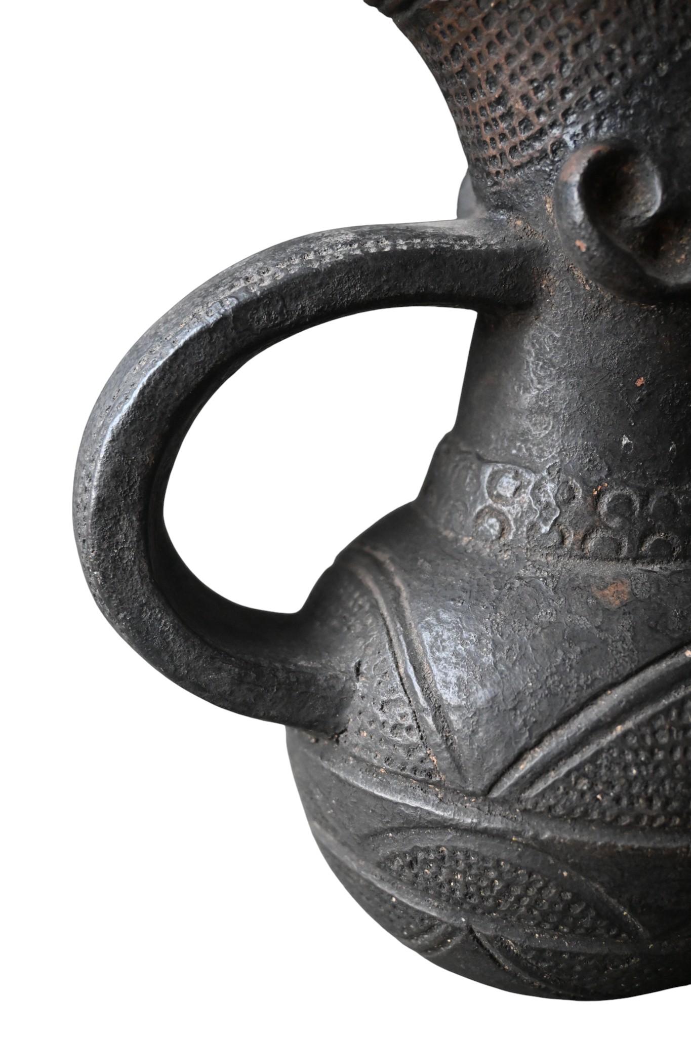 Vase en terre cuite Mangbetu, début du 20e siècle, anciennement dans la collection A. Francotte en vente 2