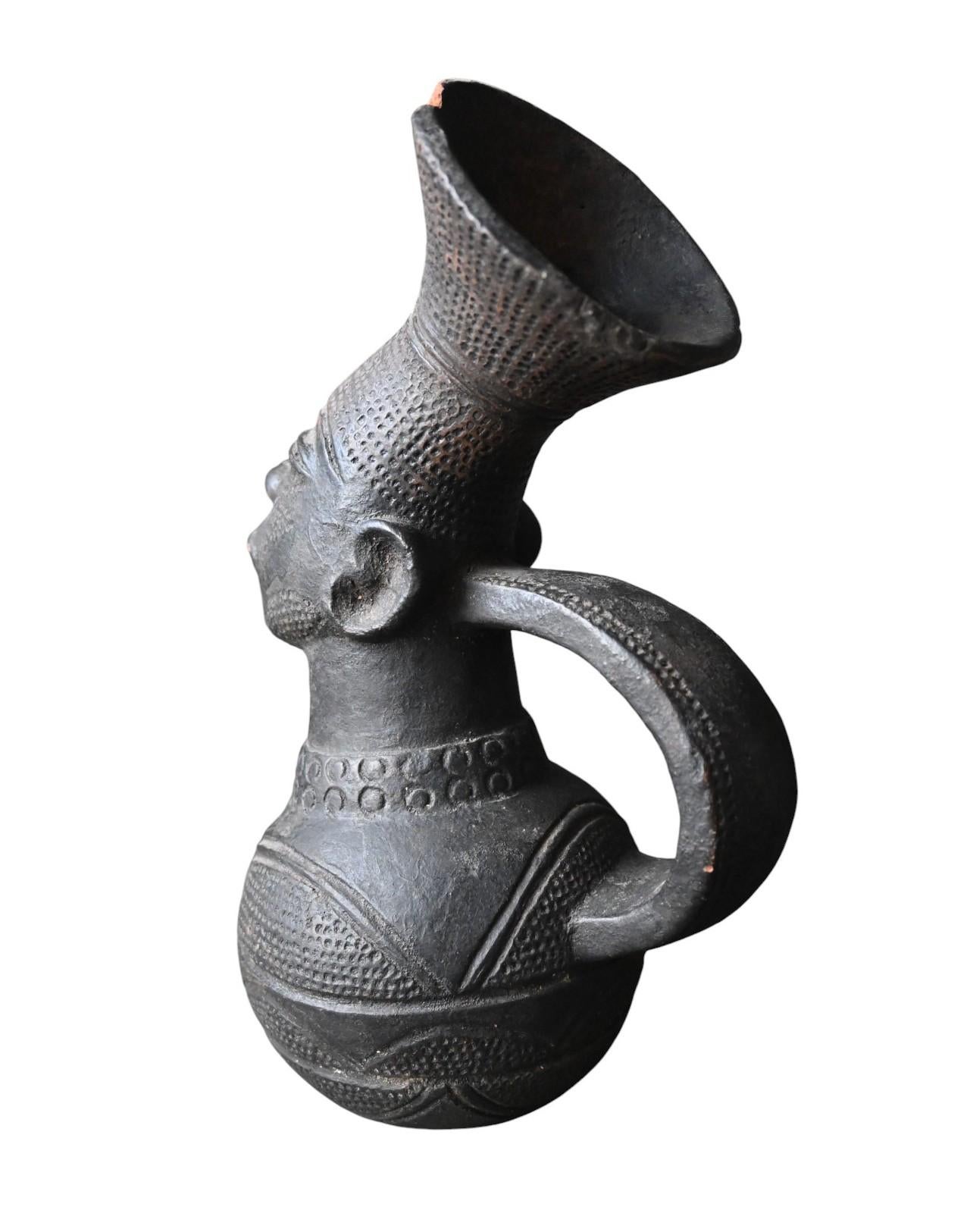 Congolais Vase en terre cuite Mangbetu, début du 20e siècle, anciennement dans la collection A. Francotte en vente