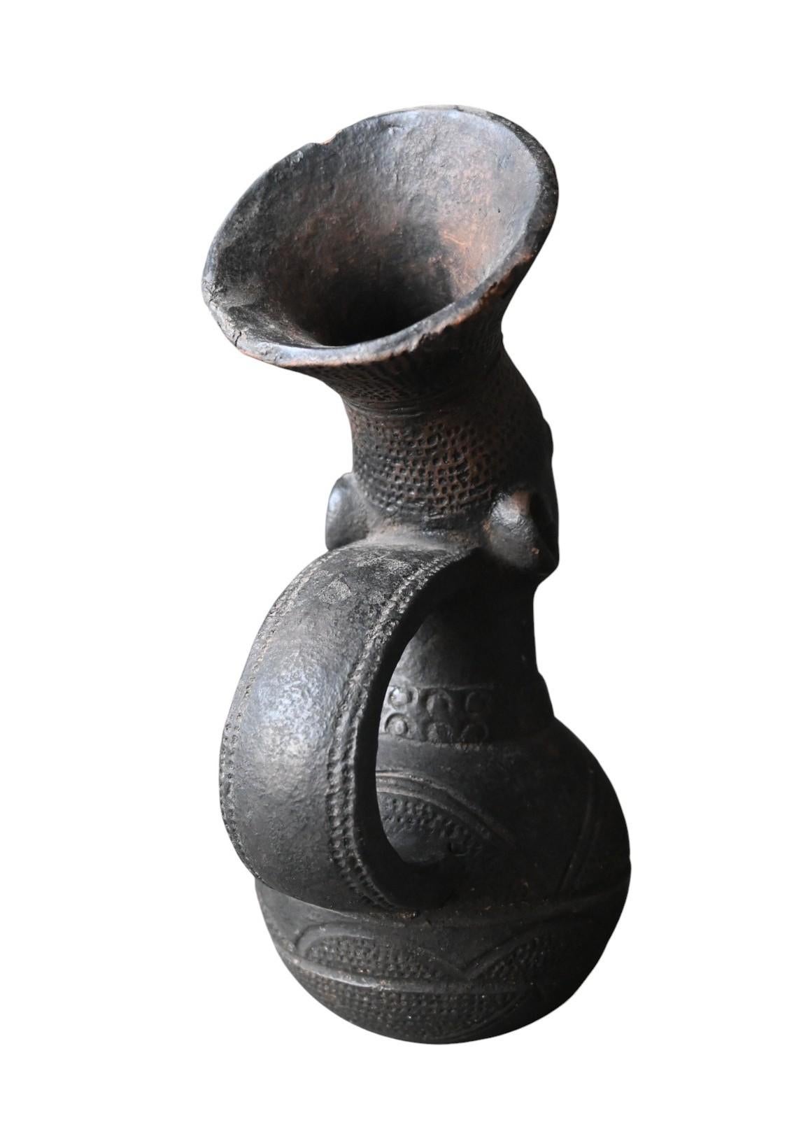 Moulé Vase en terre cuite Mangbetu, début du 20e siècle, anciennement dans la collection A. Francotte en vente