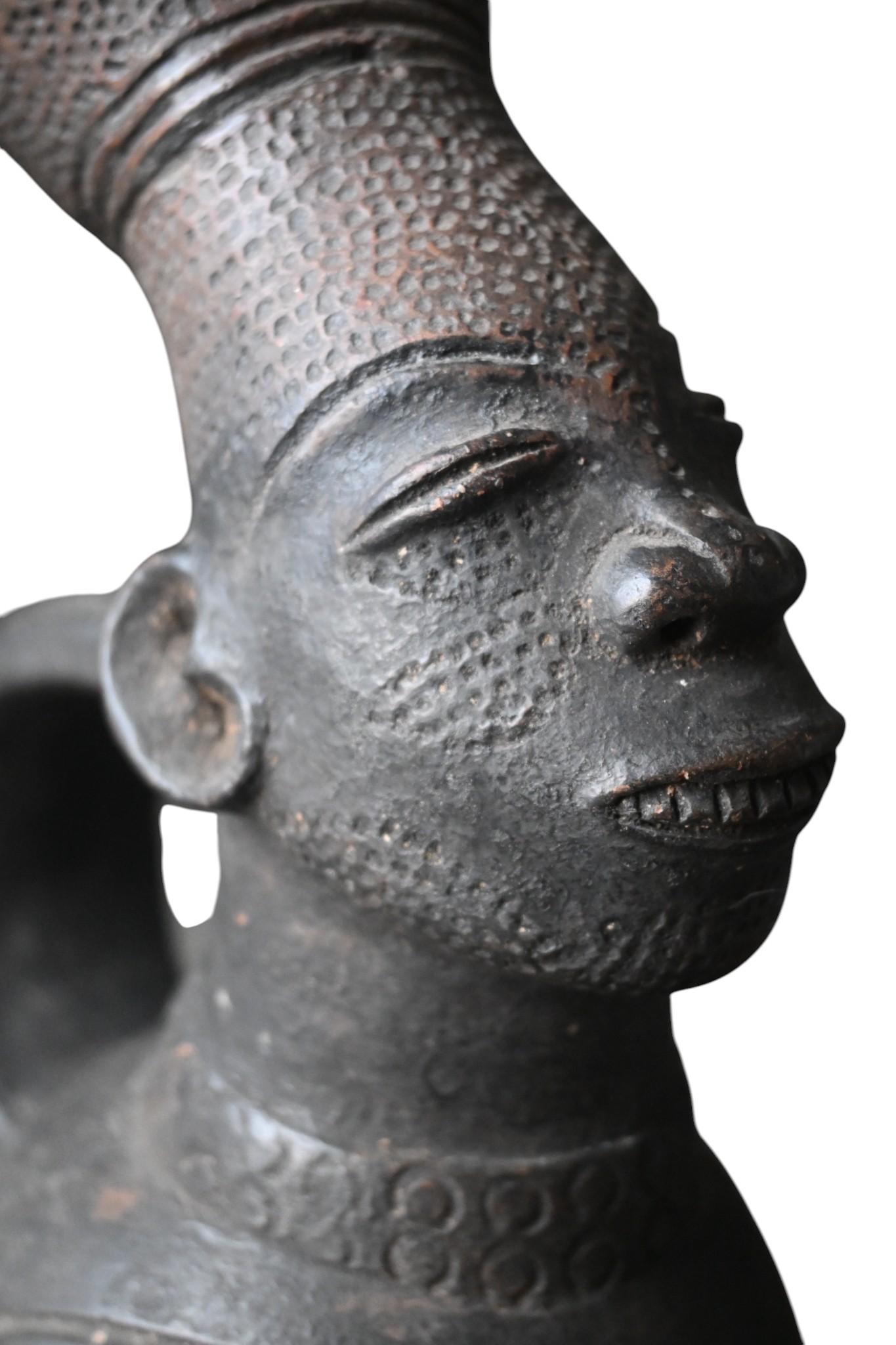 20ième siècle Vase en terre cuite Mangbetu, début du 20e siècle, anciennement dans la collection A. Francotte en vente