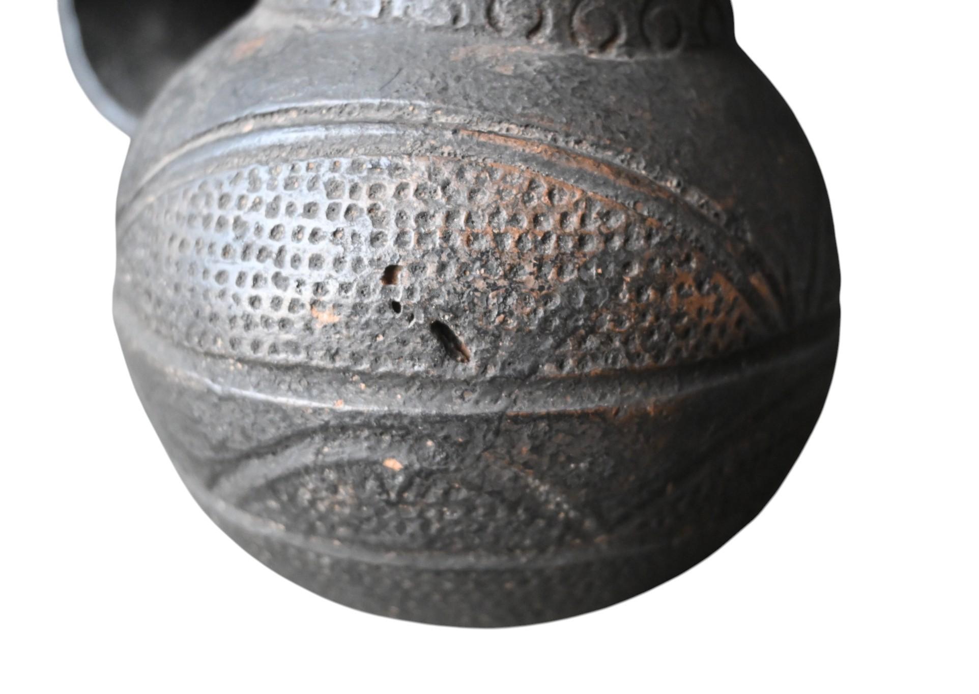 Terre cuite Vase en terre cuite Mangbetu, début du 20e siècle, anciennement dans la collection A. Francotte en vente