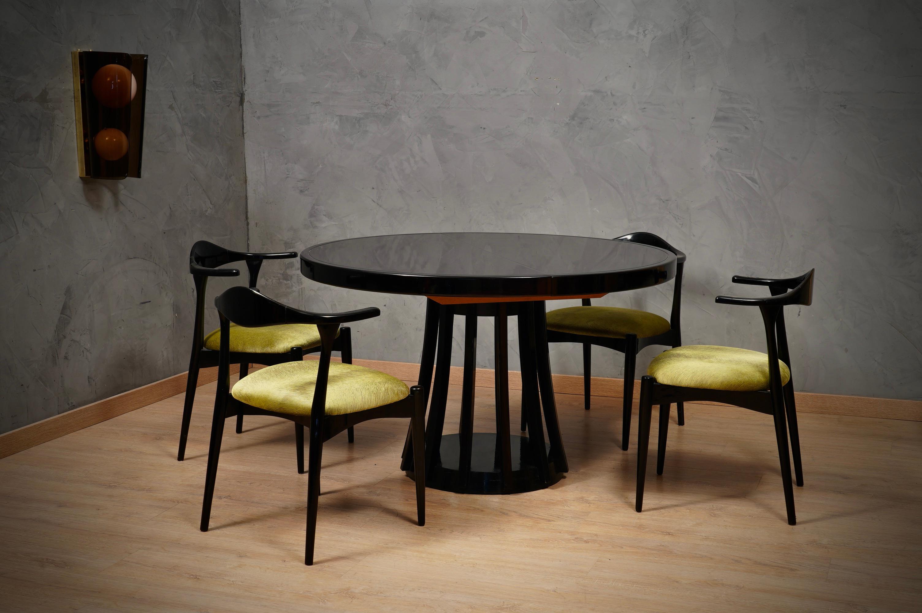 Mangiarotti Angelo, runder Esszimmertisch aus schwarzem Holz, 1970 (Moderne der Mitte des Jahrhunderts) im Angebot
