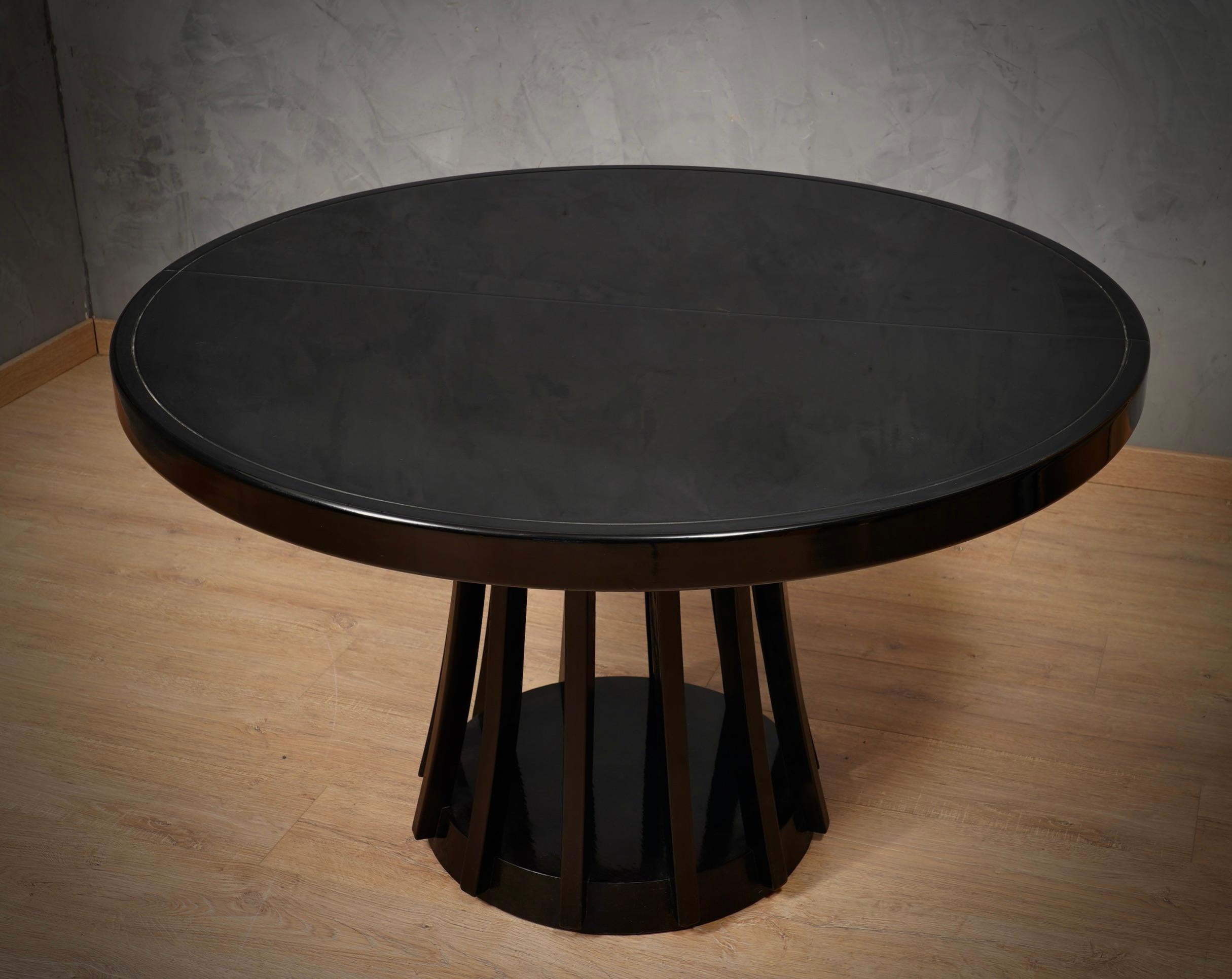Mangiarotti Angelo, runder Esszimmertisch aus schwarzem Holz, 1970 (Italienisch) im Angebot