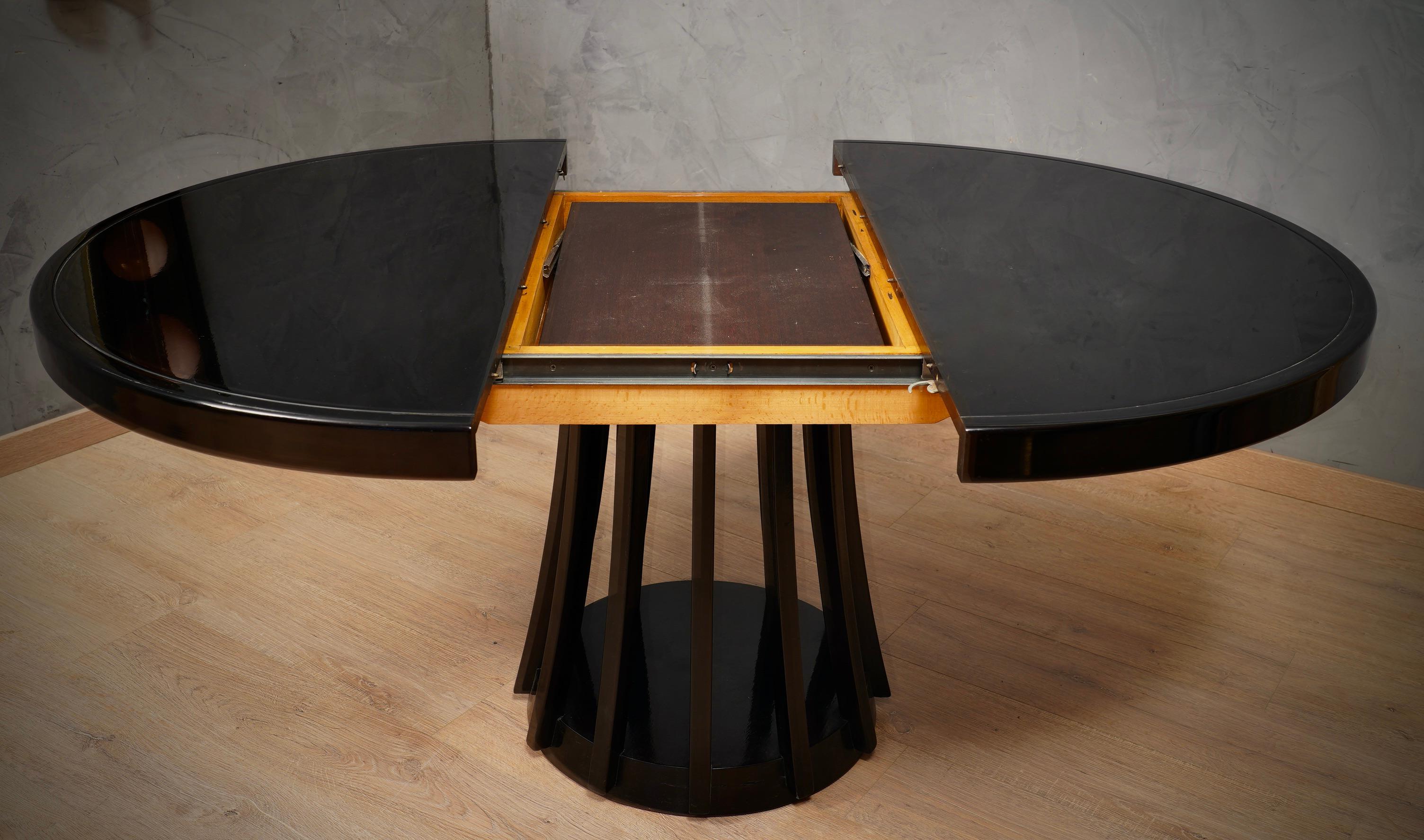 Mangiarotti Angelo, runder Esszimmertisch aus schwarzem Holz, 1970 (Lackiert) im Angebot