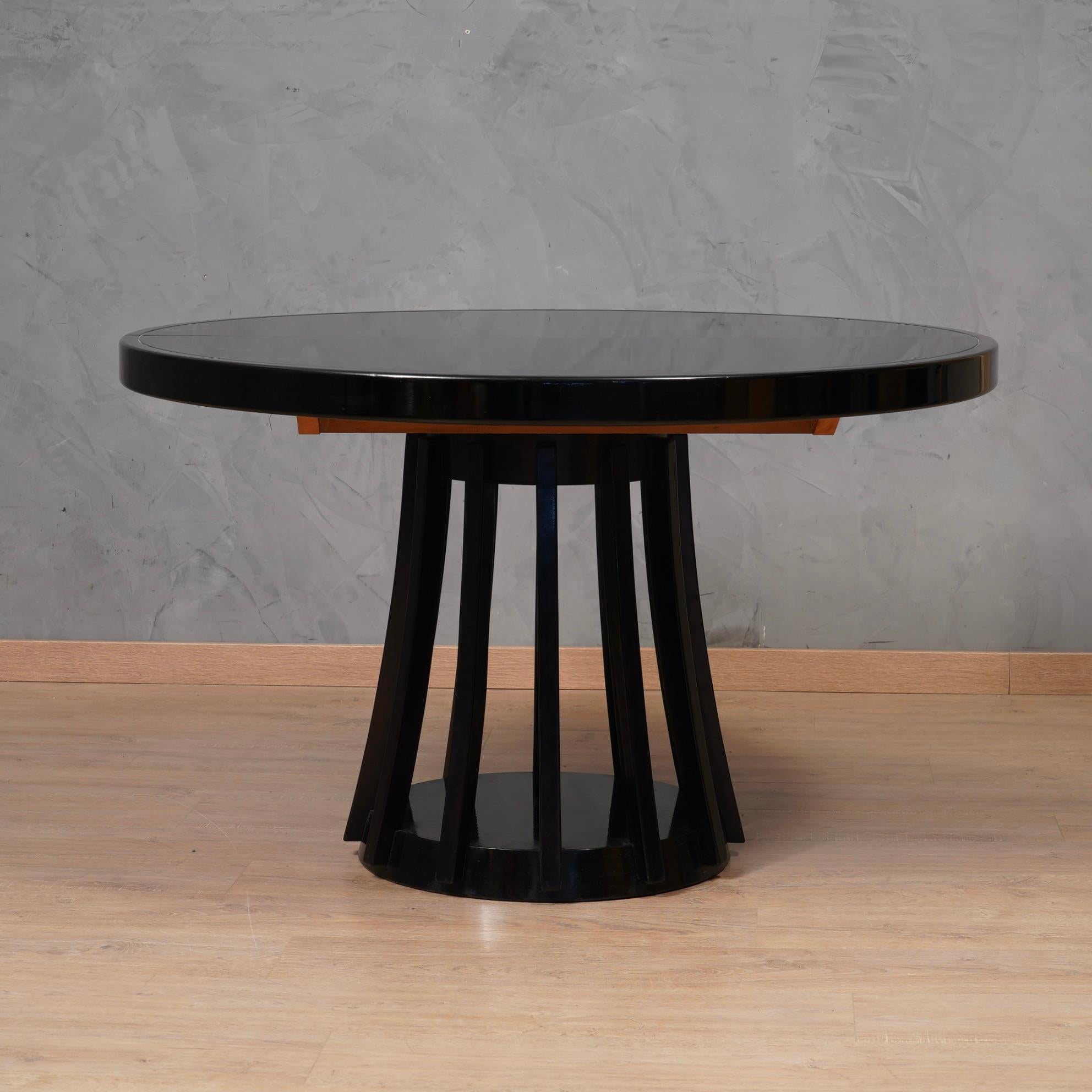 La table ronde Angelo Mangiarotti S11, produite vers 1970, est une pièce de design exquise qui illustre une forme intemporelle et une capacité exceptionnelle à adapter le produit à son utilisation. Avec son caractère unique et son attention