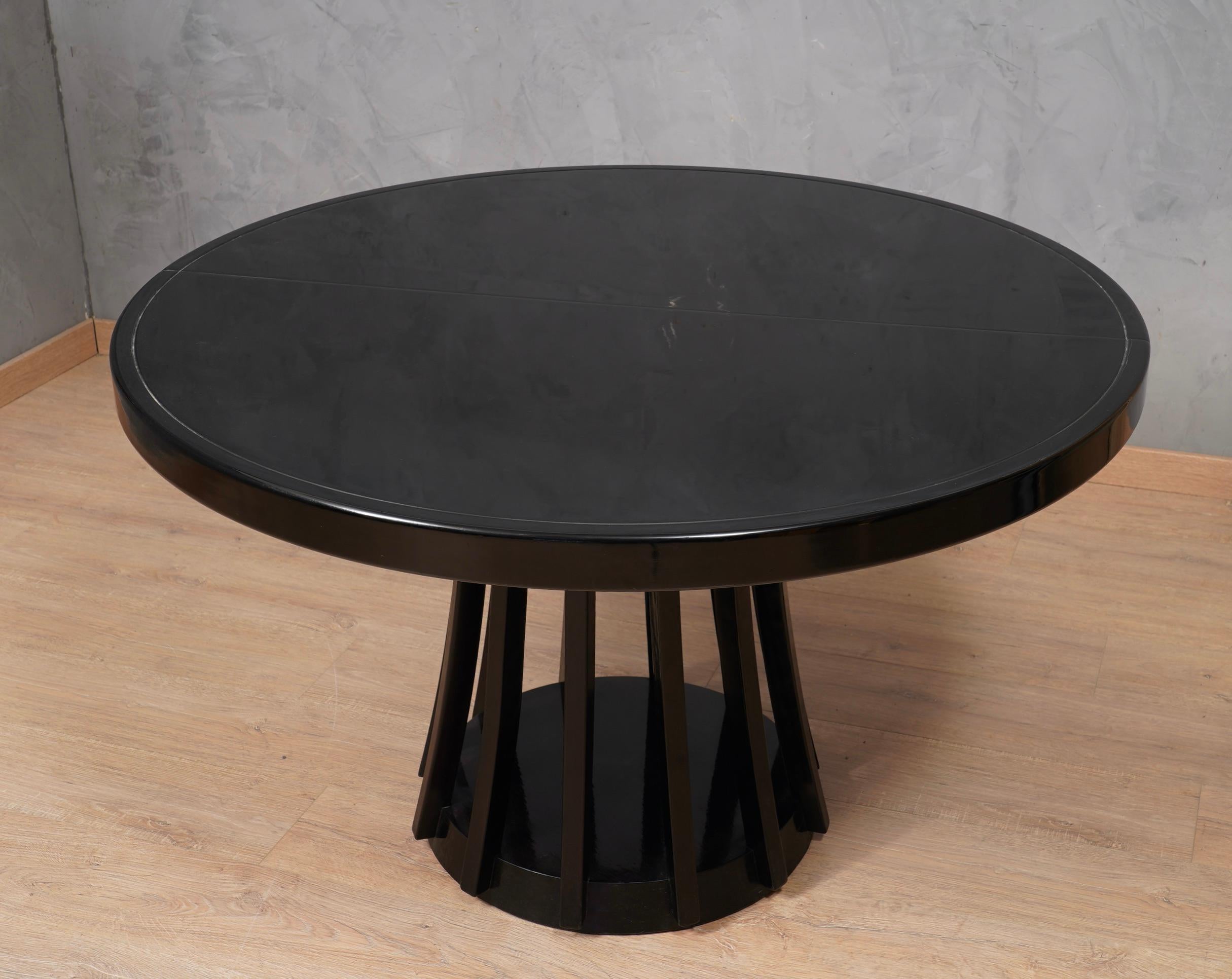 La mesa de comedor redonda Angelo Mangiarotti S11, fabricada hacia el año 1970, es una exquisita pieza de diseño que ejemplifica una forma intemporal y una excepcional capacidad para adaptar el producto a su uso. Con su carácter único y su