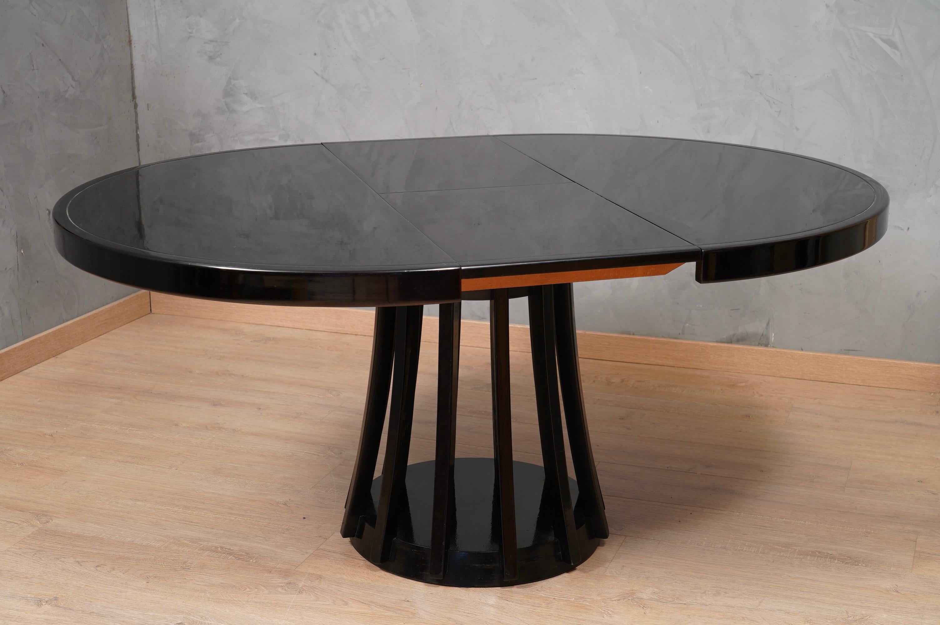 Mangiarotti Angelo Mesa de comedor redonda extensible de madera negra, 1970 Moderno de mediados de siglo en venta