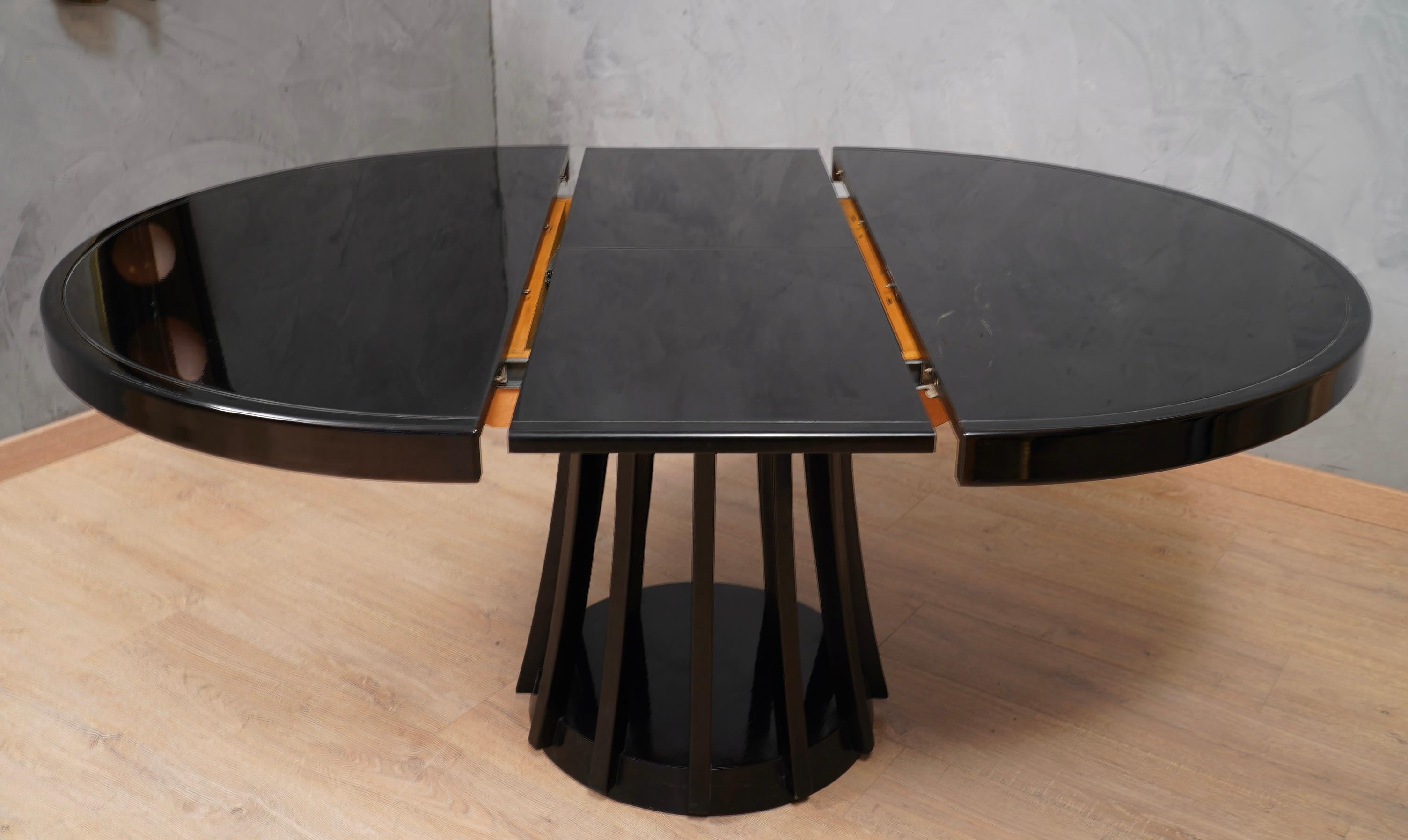 Mangiarotti Angelo Mesa de comedor redonda extensible de madera negra, 1970 Italiano en venta