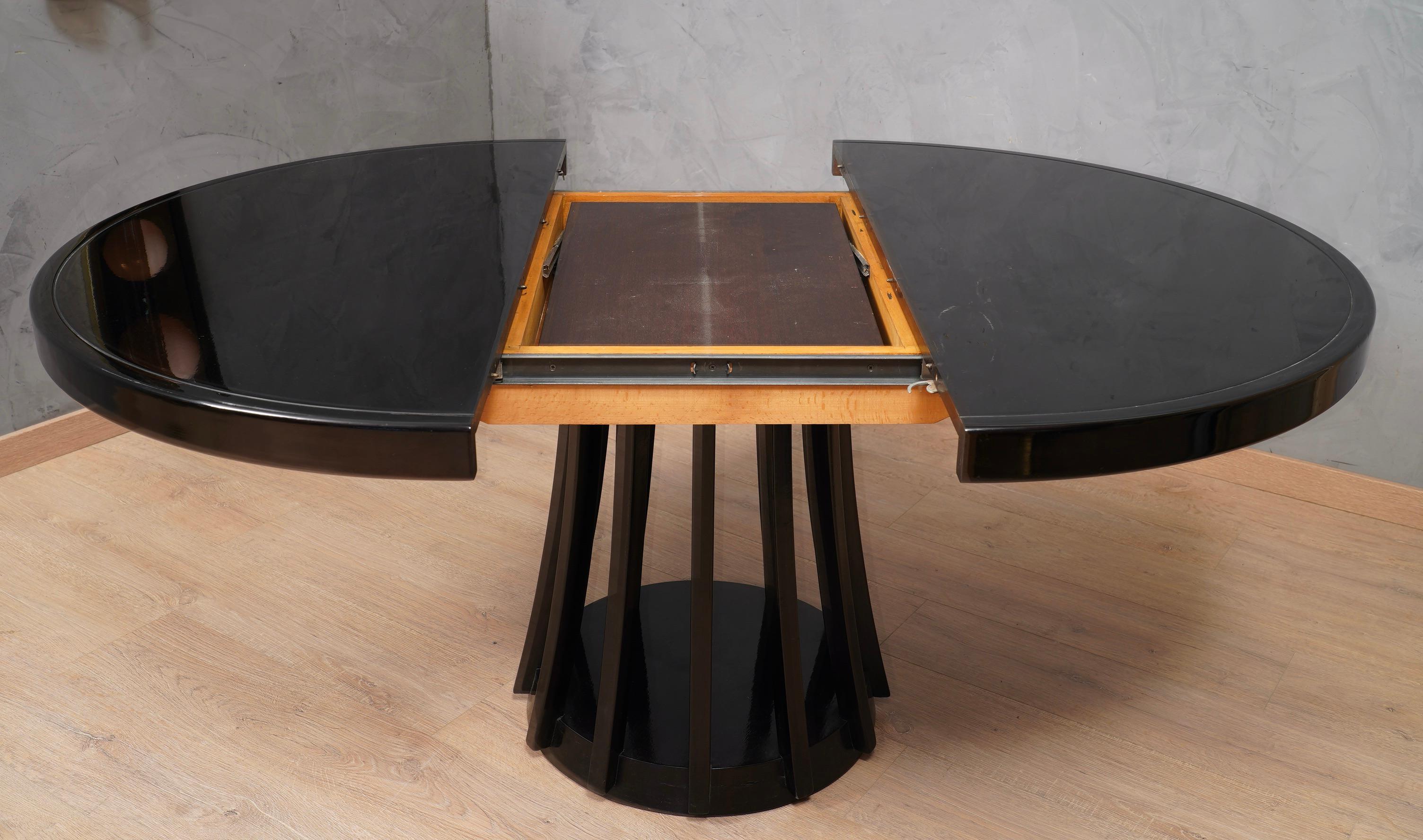 Mangiarotti Angelo Mesa de comedor redonda extensible de madera negra, 1970 Lacado en venta