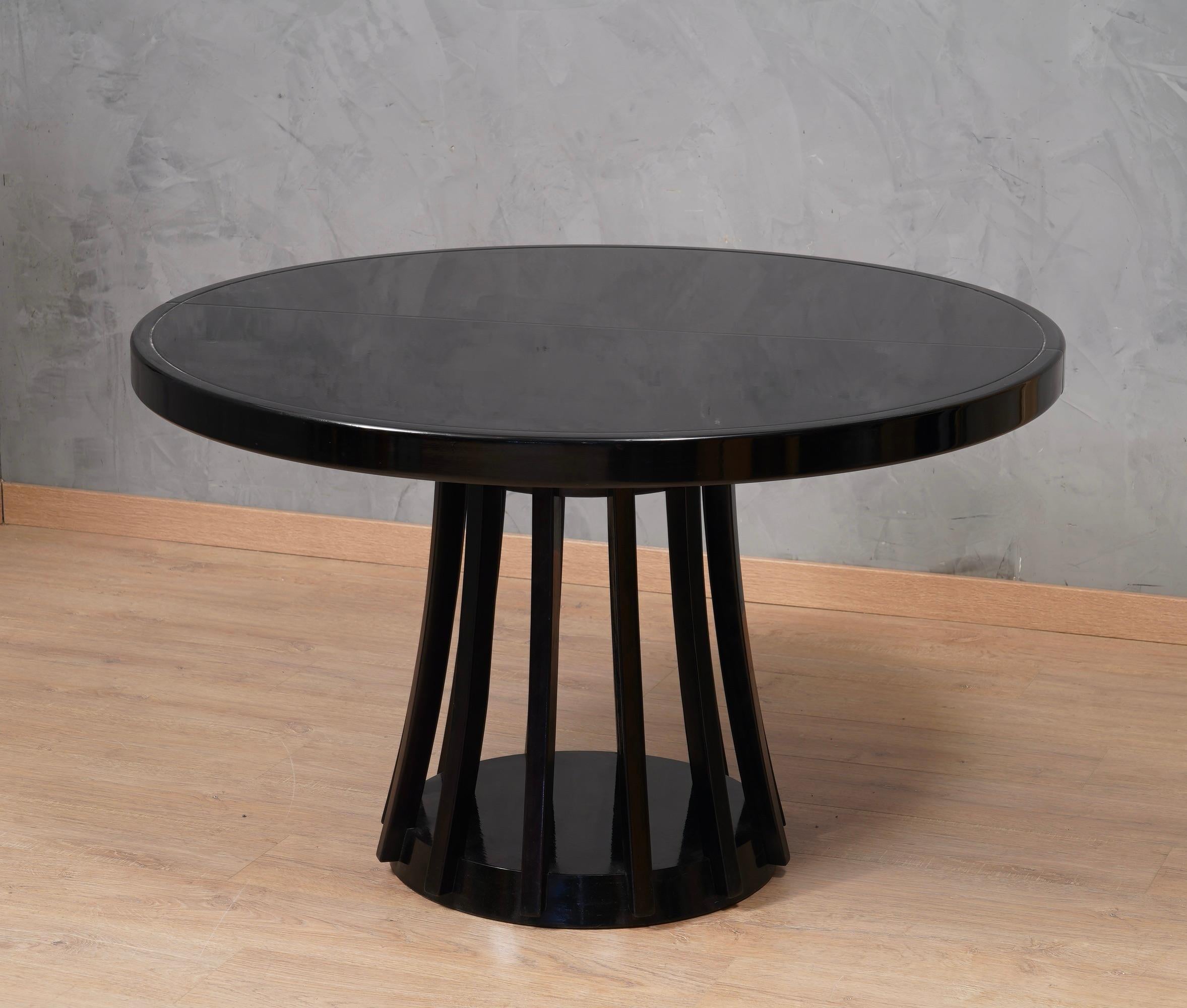 Mangiarotti Angelo Mesa de comedor redonda extensible de madera negra, 1970 Madera en venta