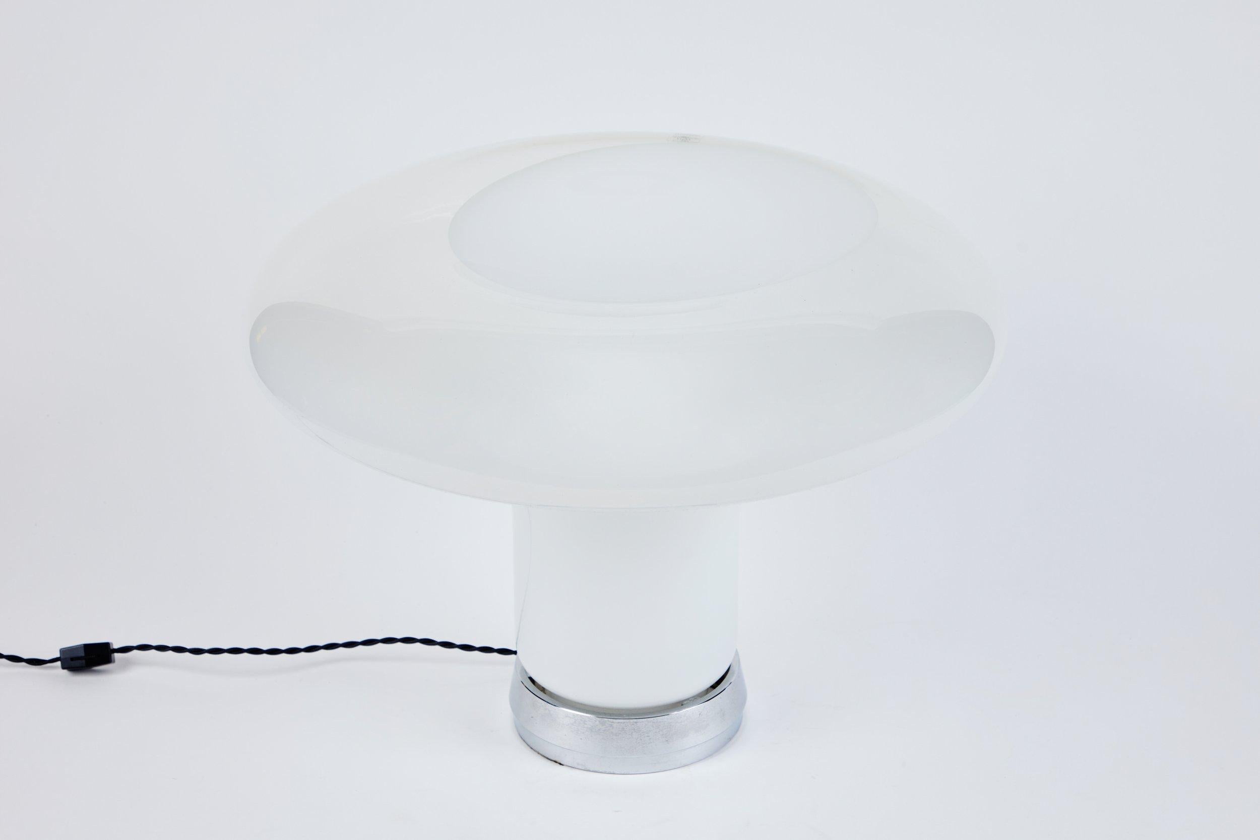  Lampe de table en verre 