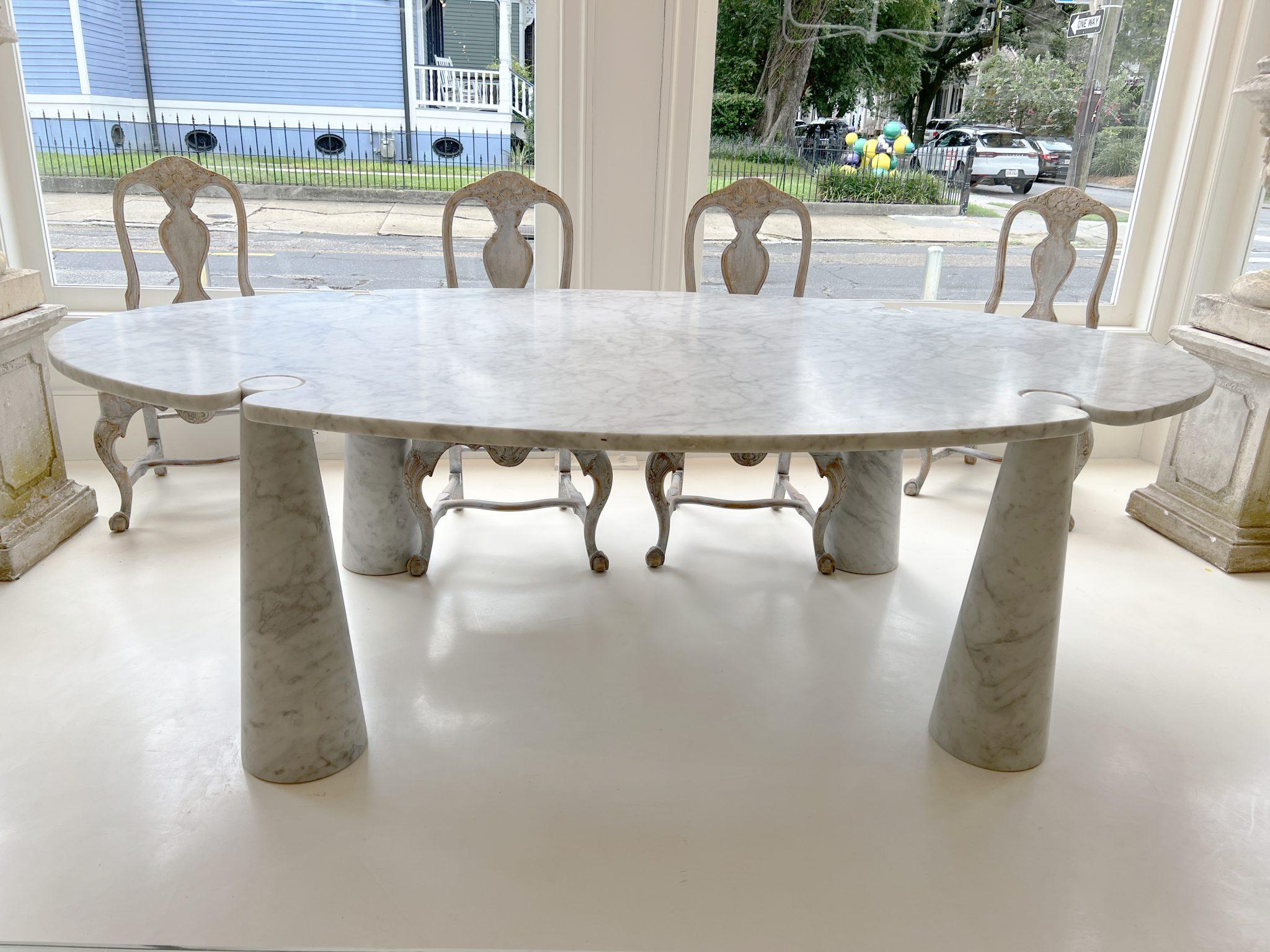 Introduisez une pièce de design emblématique dans votre espace repas avec la table à manger ovale Mangiarotti. Réputée pour son élégance sculpturale et son attrait intemporel, cette table incarne une vision innovante et un savoir-faire