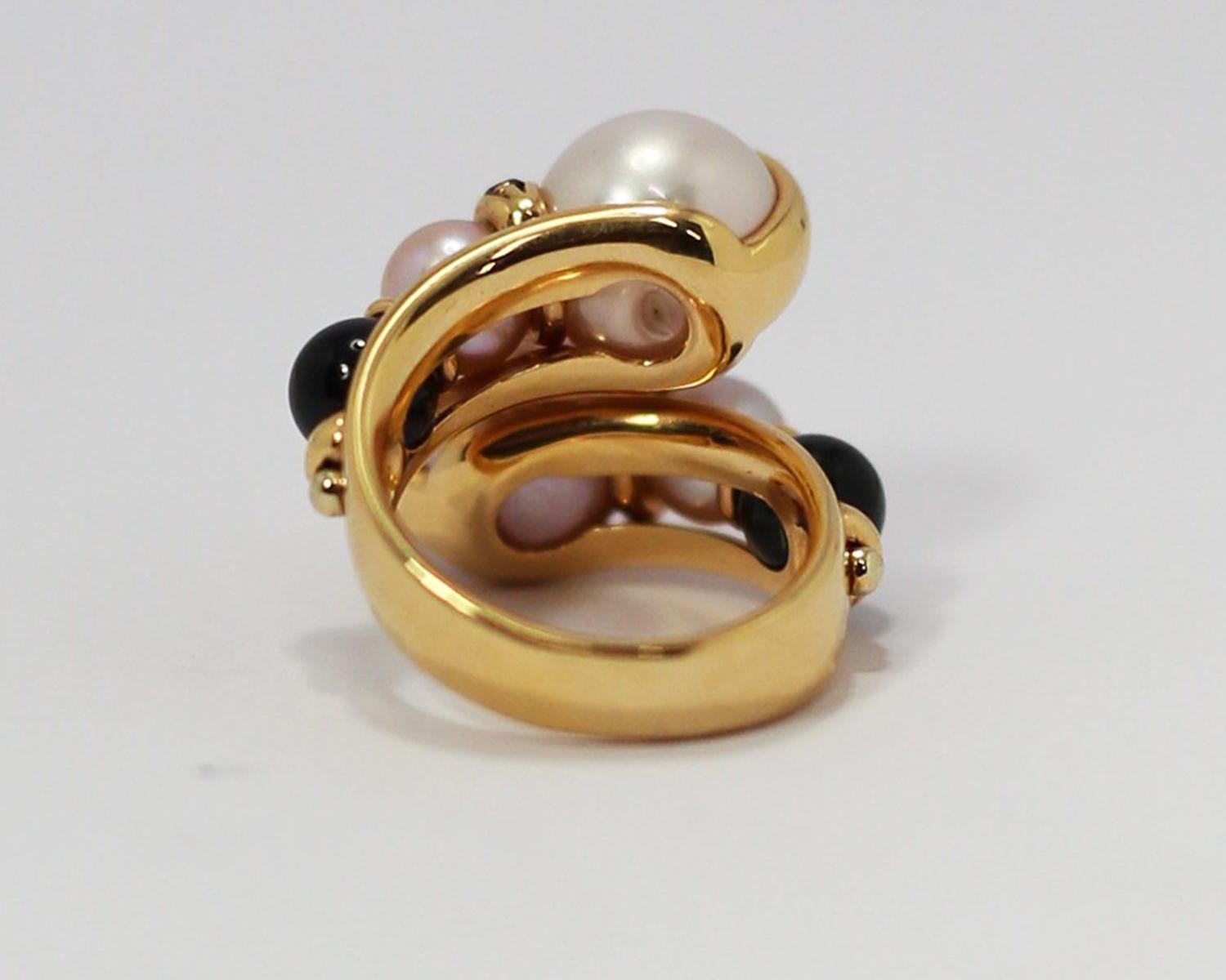 Contemporary Mangiarotti Pearl and Onyx Twist 18k Gold Ring with White and Black Diamonds