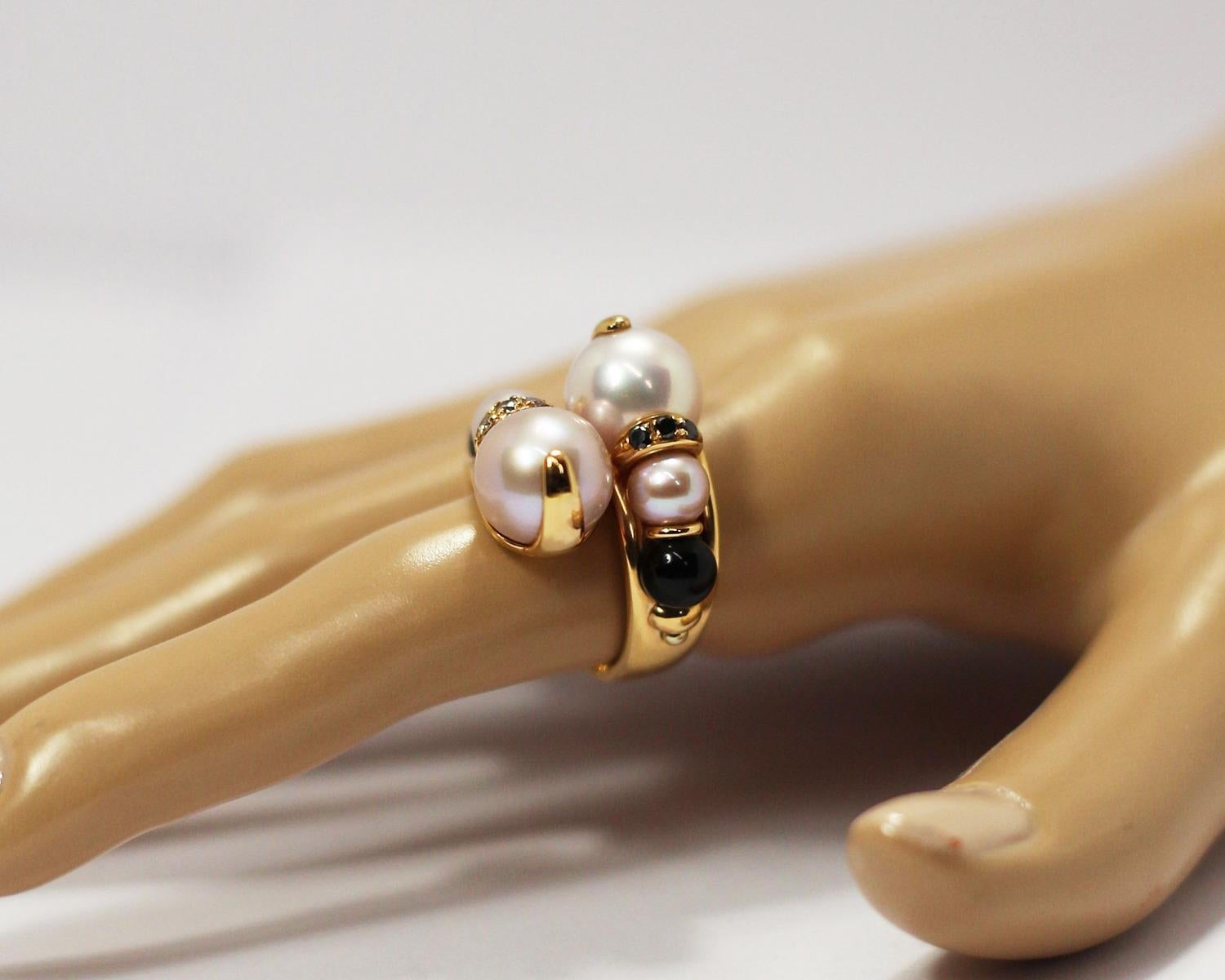 Mangiarotti Pearl and Onyx Twist 18k Gold Ring with White and Black Diamonds In New Condition In Bilbao, ES