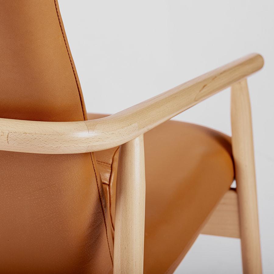 Moderno Poltrona Mango: Legno tornito e delicate curve organiche in vendita