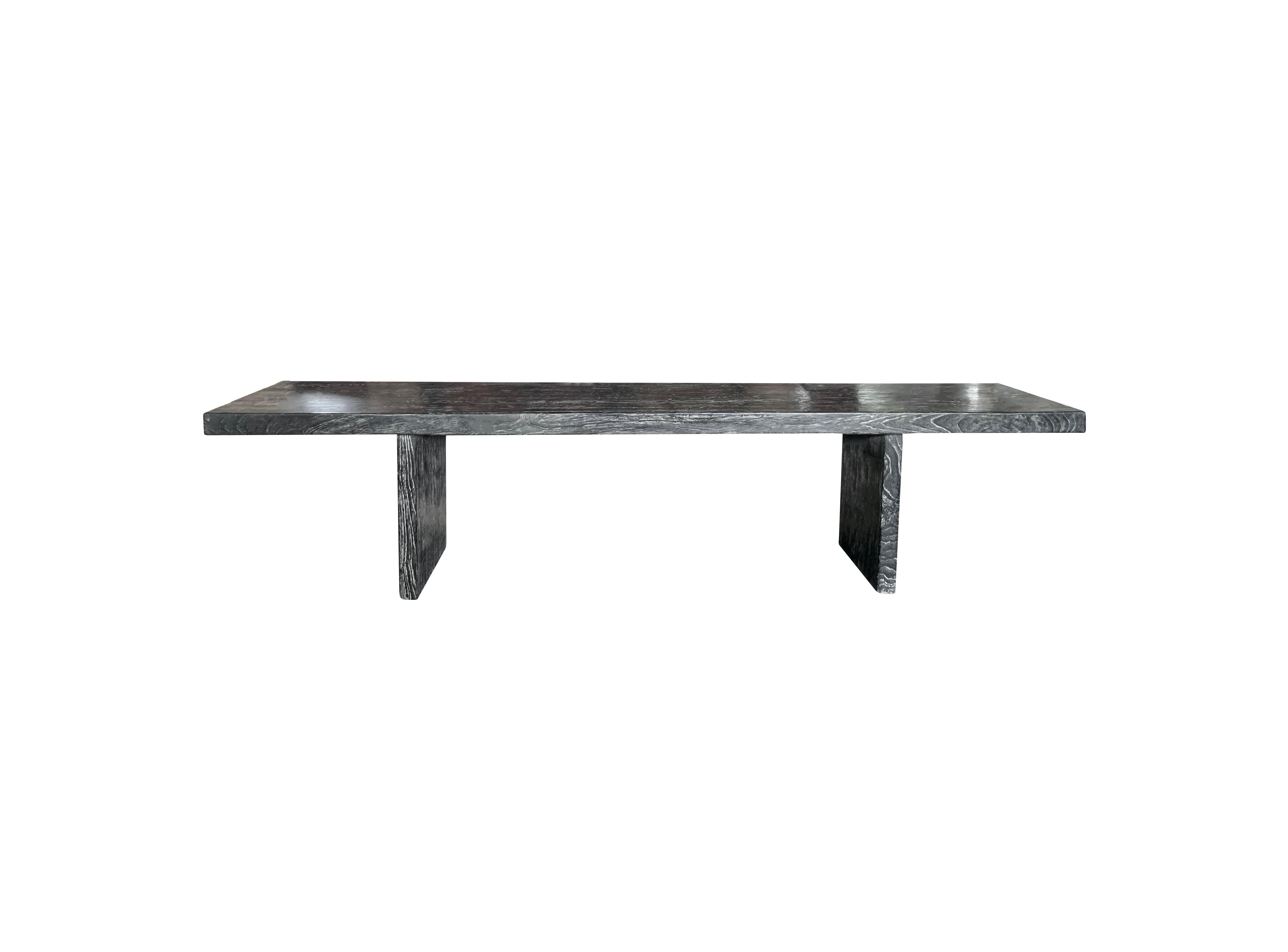 Un banc en bois de manguier aux tons magnifiques. Pour obtenir sa couleur, ce banc a subi de multiples traitements. Il a d'abord été brûlé trois fois. Whiting, le banc a été recouvert d'une peinture blanche. Cette peinture blanche a ensuite été
