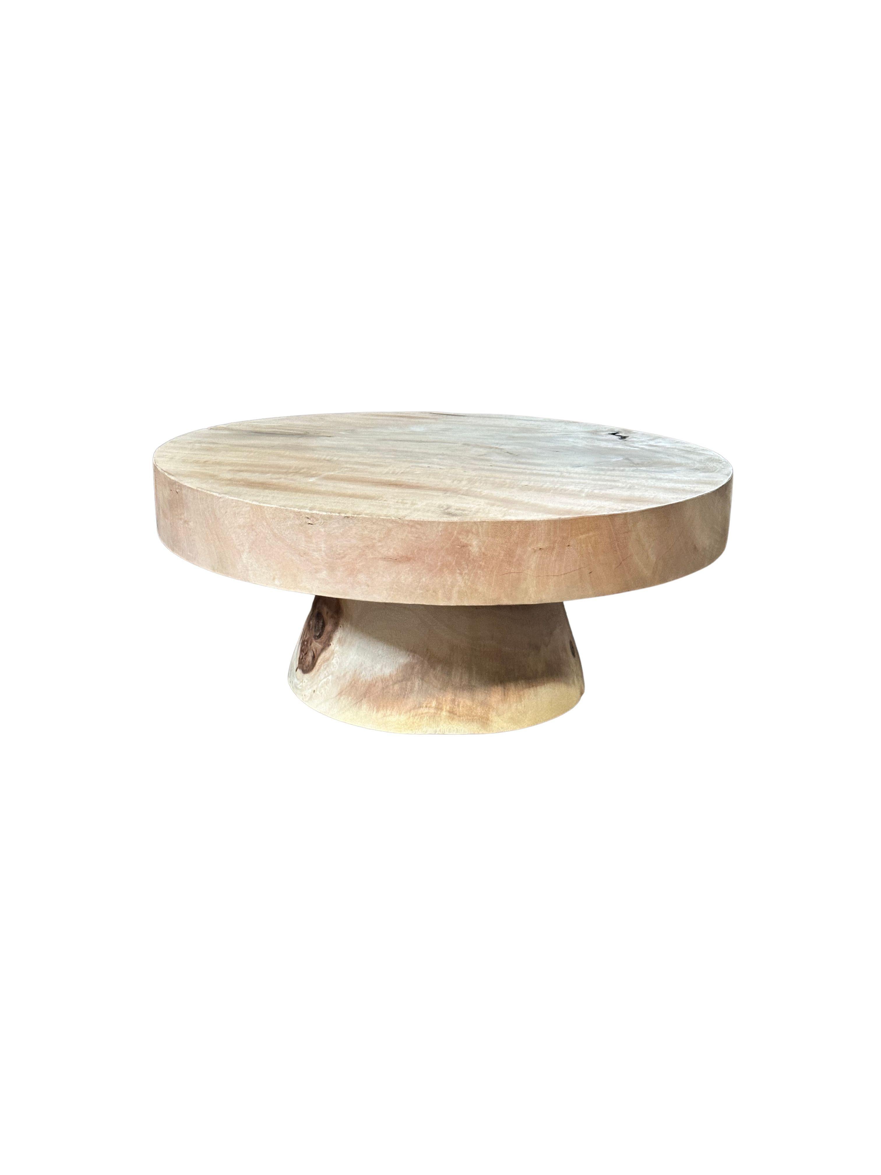 Cette charmante table d'appoint ronde, fabriquée en bois de manguier, présente une étonnante finition blanchie qui met en valeur les textures uniques du bois et les grains naturels. Son esthétique organique apporte une touche chaleureuse et