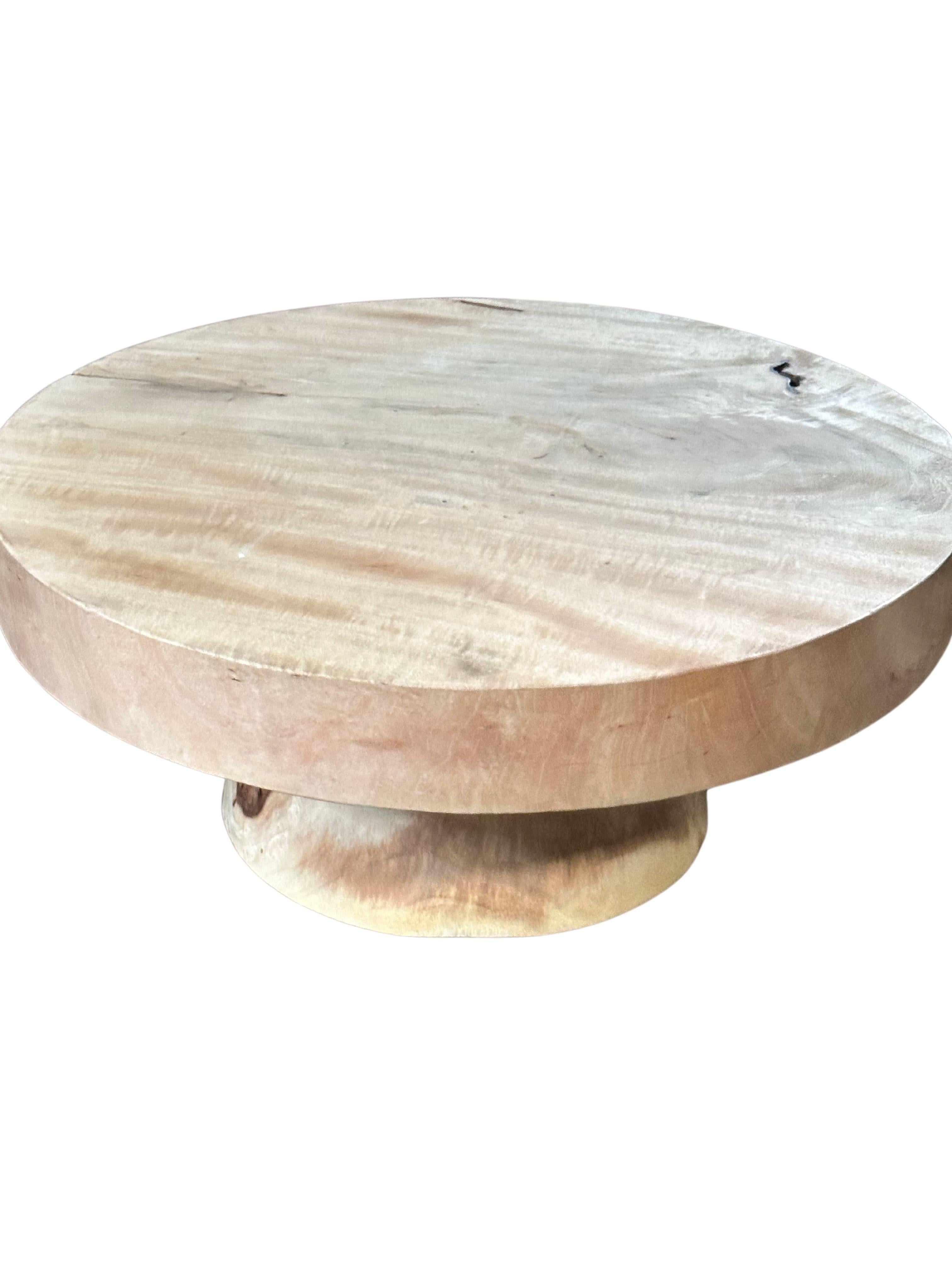 Indonésien Table d'appoint Mango finition blanchie, textures de bois superbes, organique moderne en vente