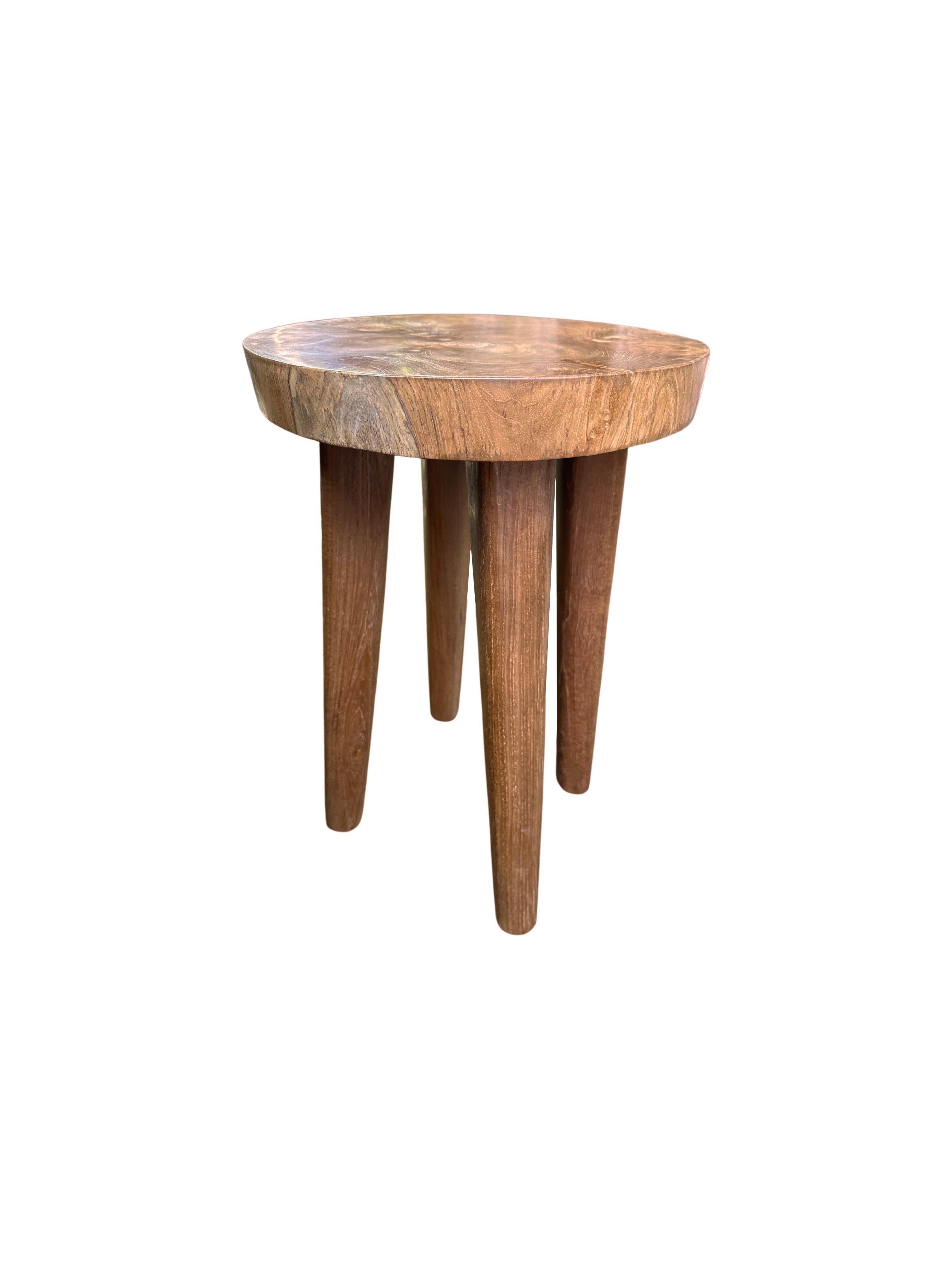 Dieser wundervoll skulpturale Hocker wurde aus Mangoholz gefertigt. Der Stuhl ruht auf 4 schlanken Beinen. Durch seine neutrale Pigmentierung passt er perfekt in jeden Raum. Ein einzigartiges skulpturales und vielseitiges Stück, das garantiert für