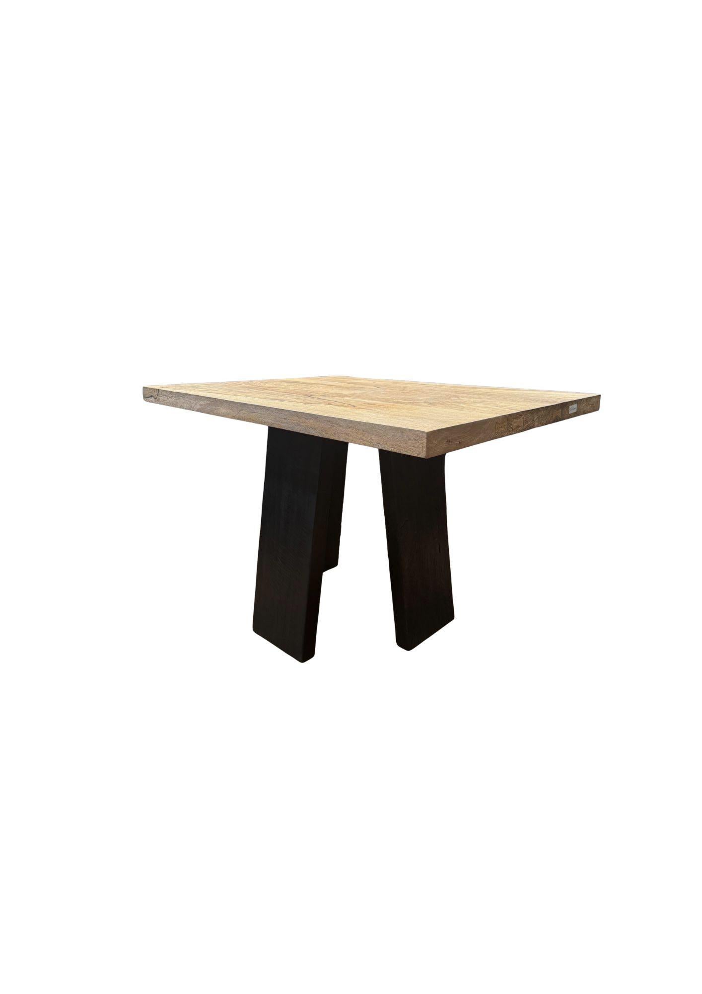 Fatto a mano Tavolo in legno di mango, texture del legno sorprendenti, organico moderno in vendita