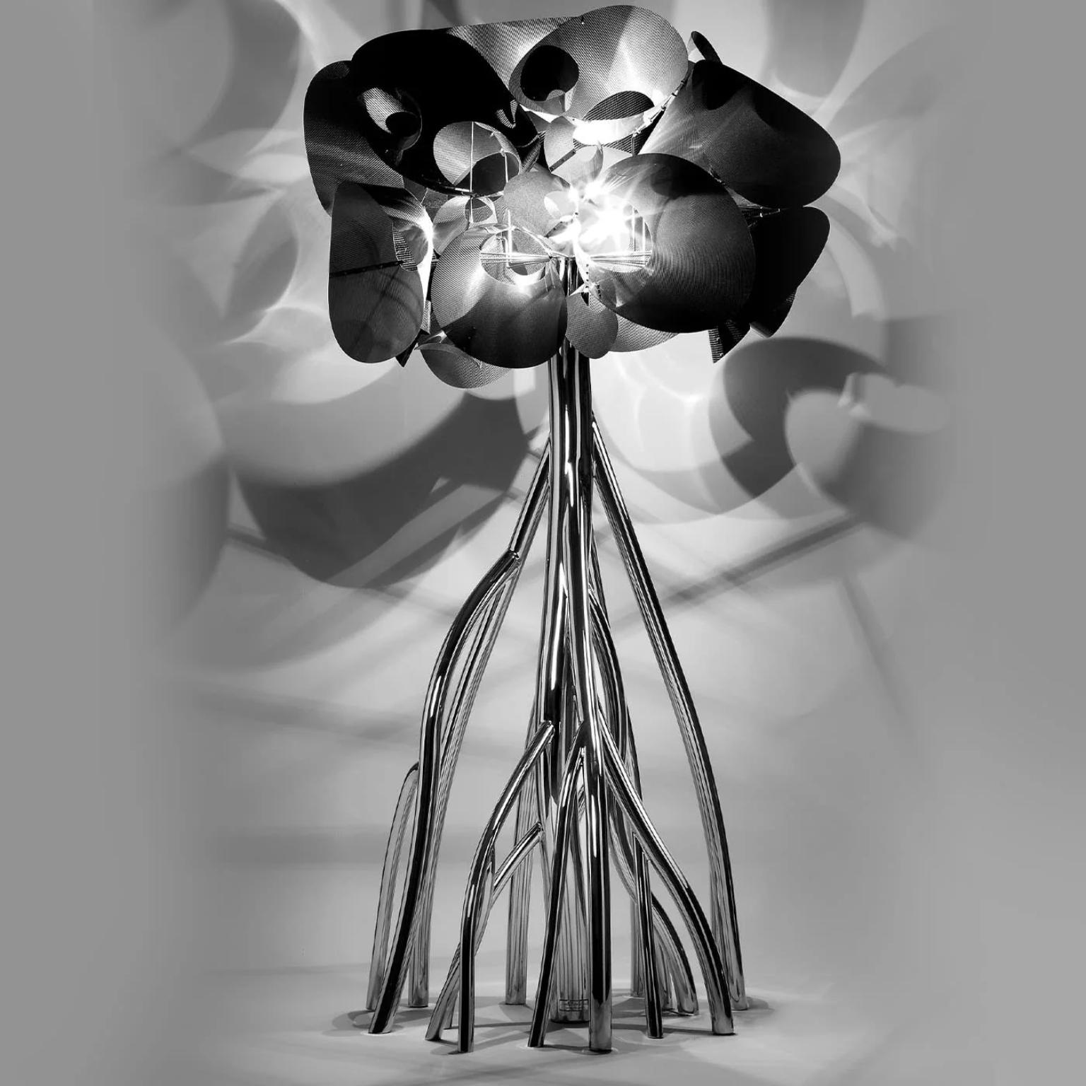 Lampada da terra Mangrovia EM in acciaio inox e alluminio di Barberini & Gunnell
Edizione limitata di 15 copie + 2 AP + 1 p.
Dimensioni: Ø 133 x H. 245 cm. 
Materiali: Fibra di carbonio e alluminio, acciaio inossidabile lucidato a specchio.

Tutte