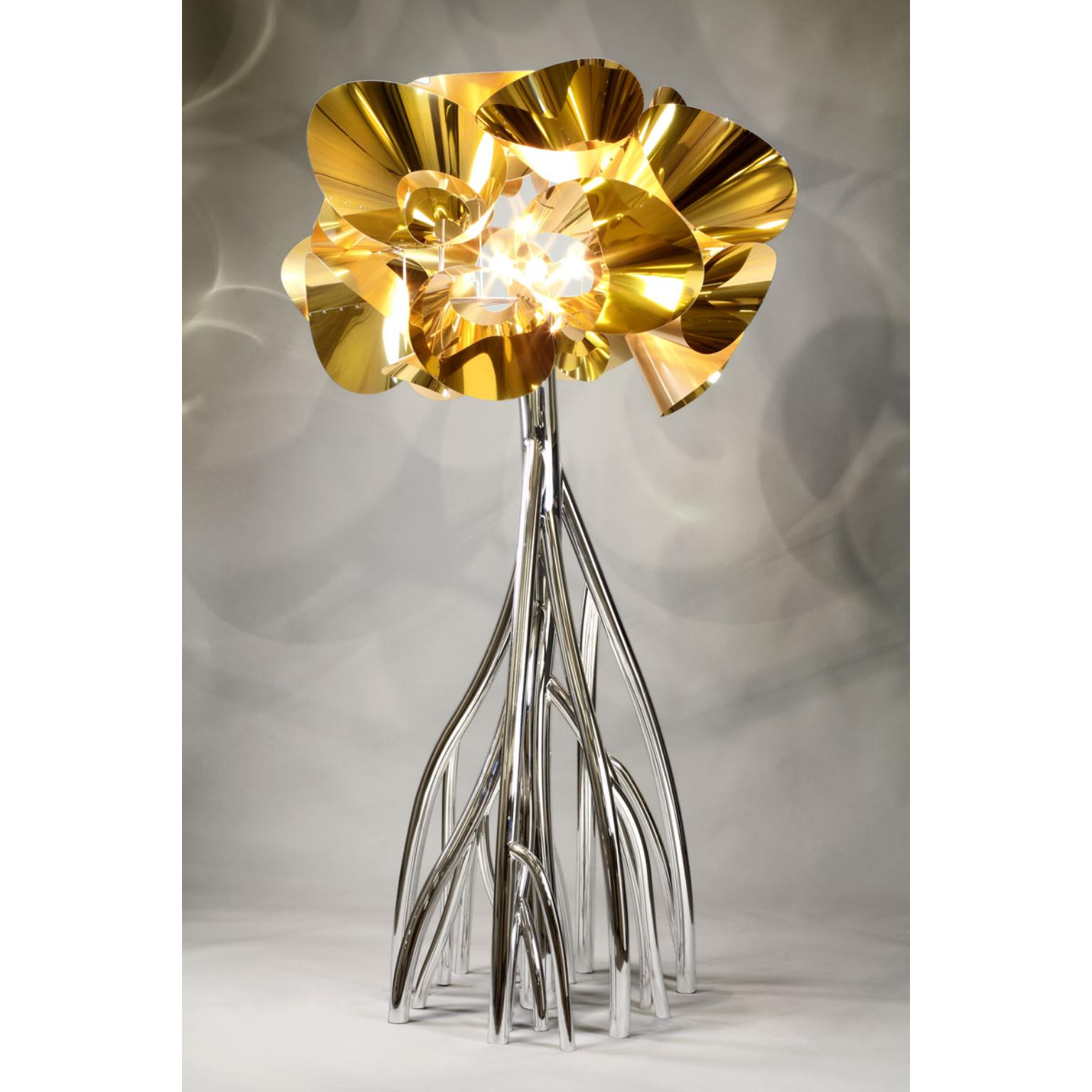 Lampada da terra Mangrovia EM in acciaio inox e alluminio di Barberini & Gunnell
Edizione limitata di 15 copie + 2 AP + 1 p.
Dimensioni: Ø 133 x H. 245 cm. 
Materiali: Fibra di carbonio e alluminio, acciaio inossidabile lucidato a specchio.

Tutte