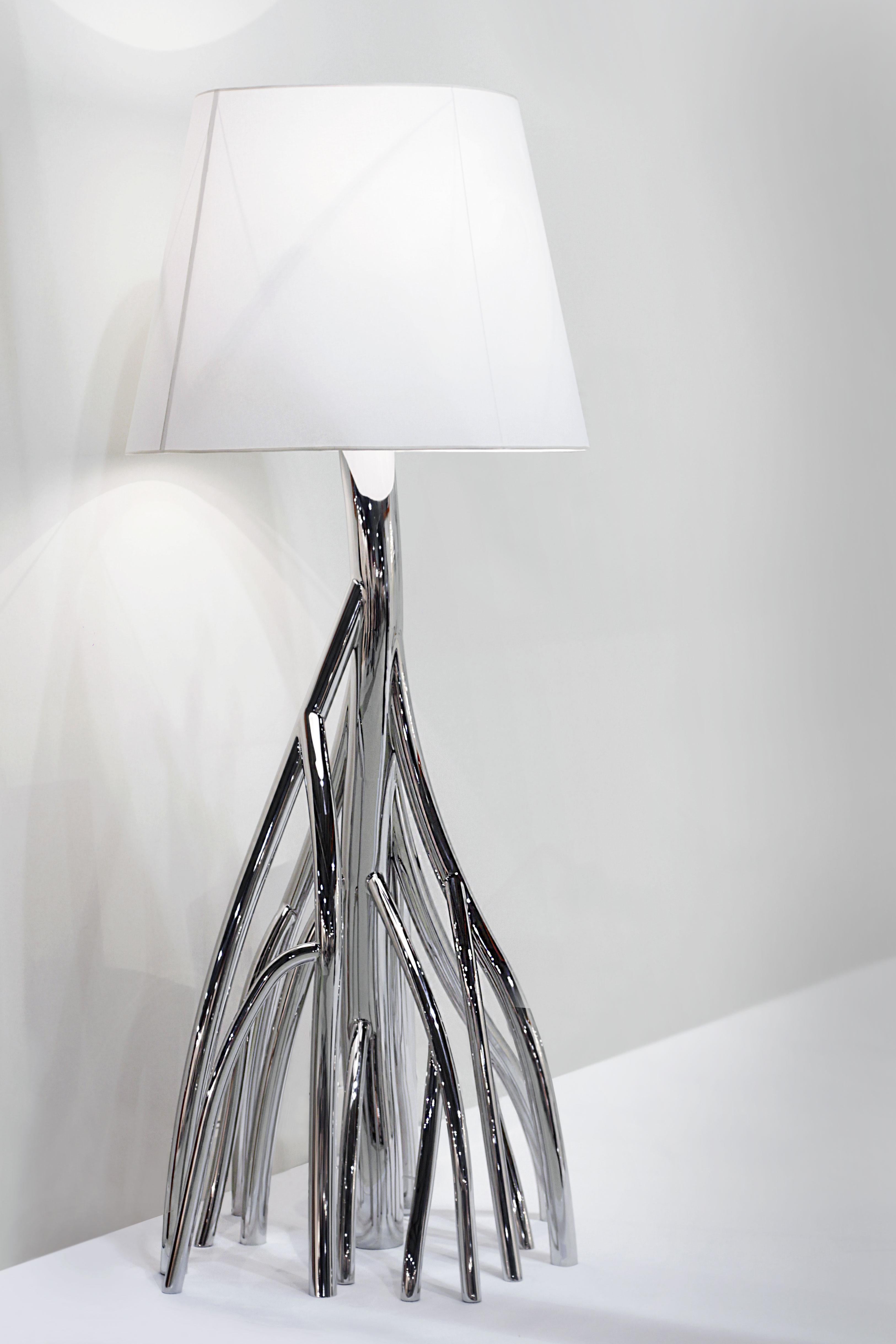 Lampada da terra Mangrovia in acciaio inox lucido e lino di Barberini & Gunnell
Edizione limitata di 15 copie + 2 AP + 1 p.
Dimensioni: Ø 98 x H. 210 cm. 
Materiali: Acciaio inossidabile lucidato a specchio e lino.

Tutte le nostre lampade possono