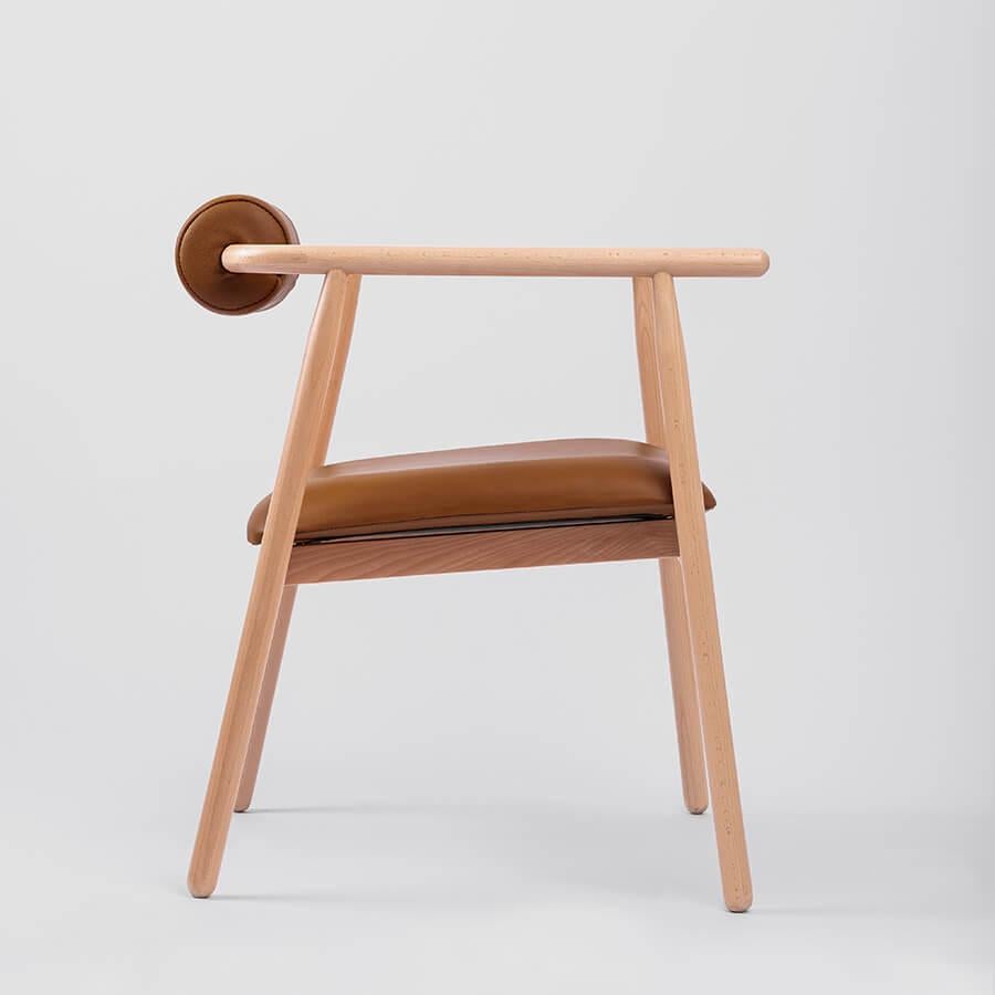 Der Manguito Chair ist ein skulpturaler Ausdruck zeitgenössischer Handwerkskunst. Dieses von Unicuo entworfene und handgefertigte Möbelstück stellt eine kühne Balance zwischen Form und Funktionalität her. Der Manguito Chair ist nicht nur eine