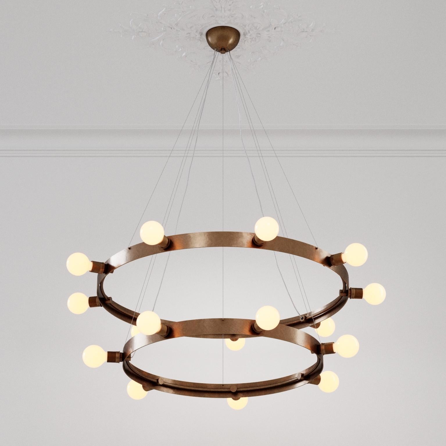 Fa parte della Boroughs Collection, creata in collaborazione con The Brownstone Boys.
Il lampadario a due piani Manhattan si ispira alla grandezza della Rose Reading Room della New York Public Library. La struttura circolare è in ottone massiccio
