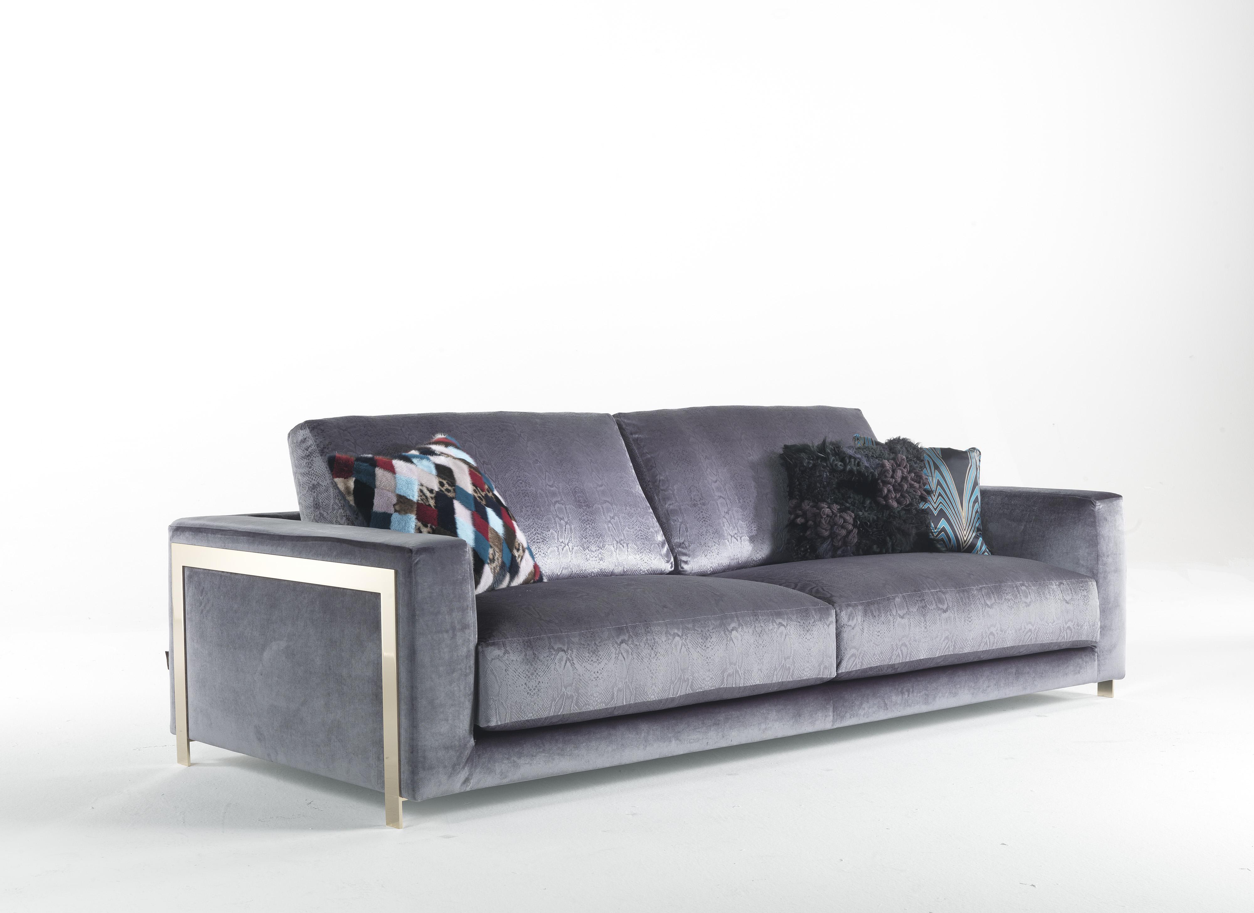 A design sofa that offers the cozy sensation of inviting warmth and comfortable softness raised off the floor on thin gold finished legs.
Manhattan 3-seater sofa structure in poplar wood and foam. Structure upholstery in fabric CAT. A Velvet Paul