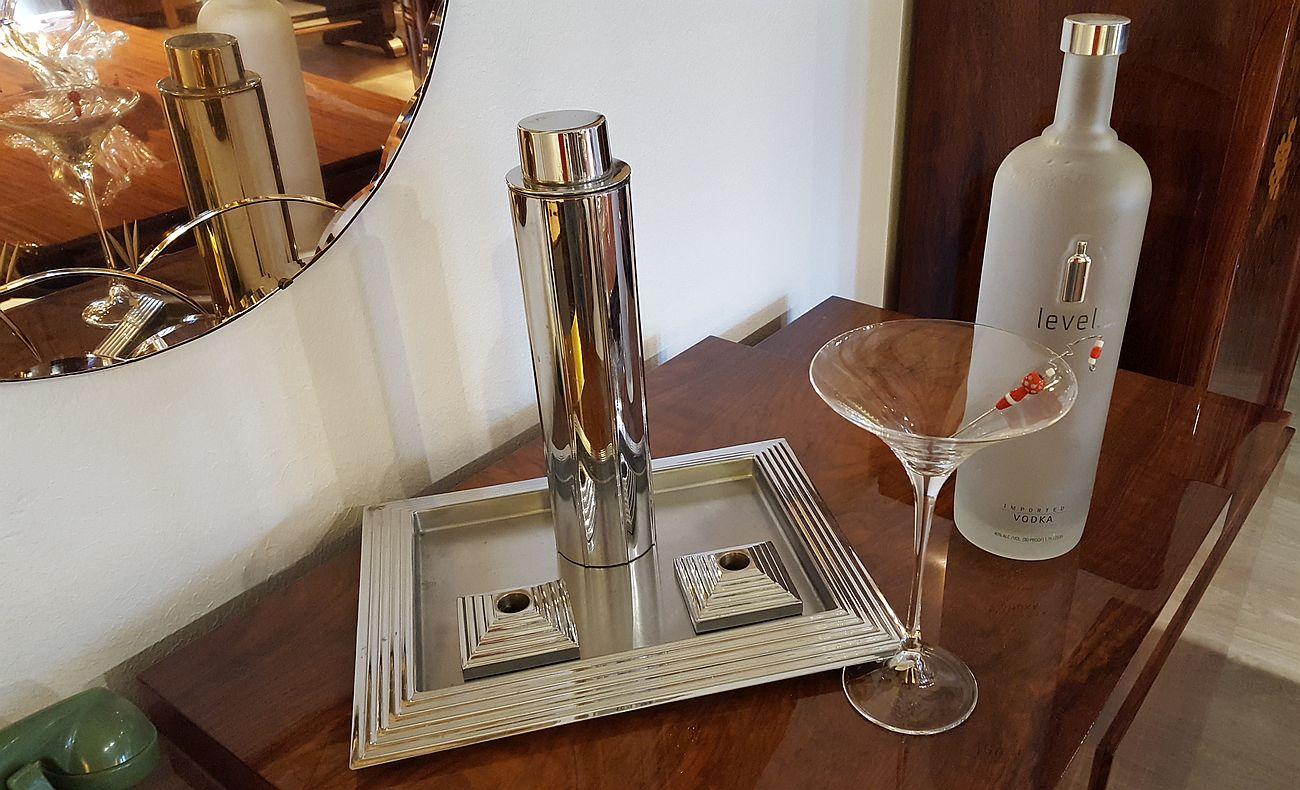 Manhattan Cocktail Shaker Tray and Ultra-Rare Candlesticks, 1935 In Good Condition For Sale In Senden, NRW