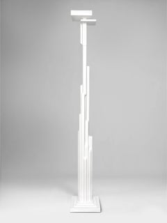 Manhattan Skulpturale Stehlampe aus weißem Gips in Manhattan, einzigartig