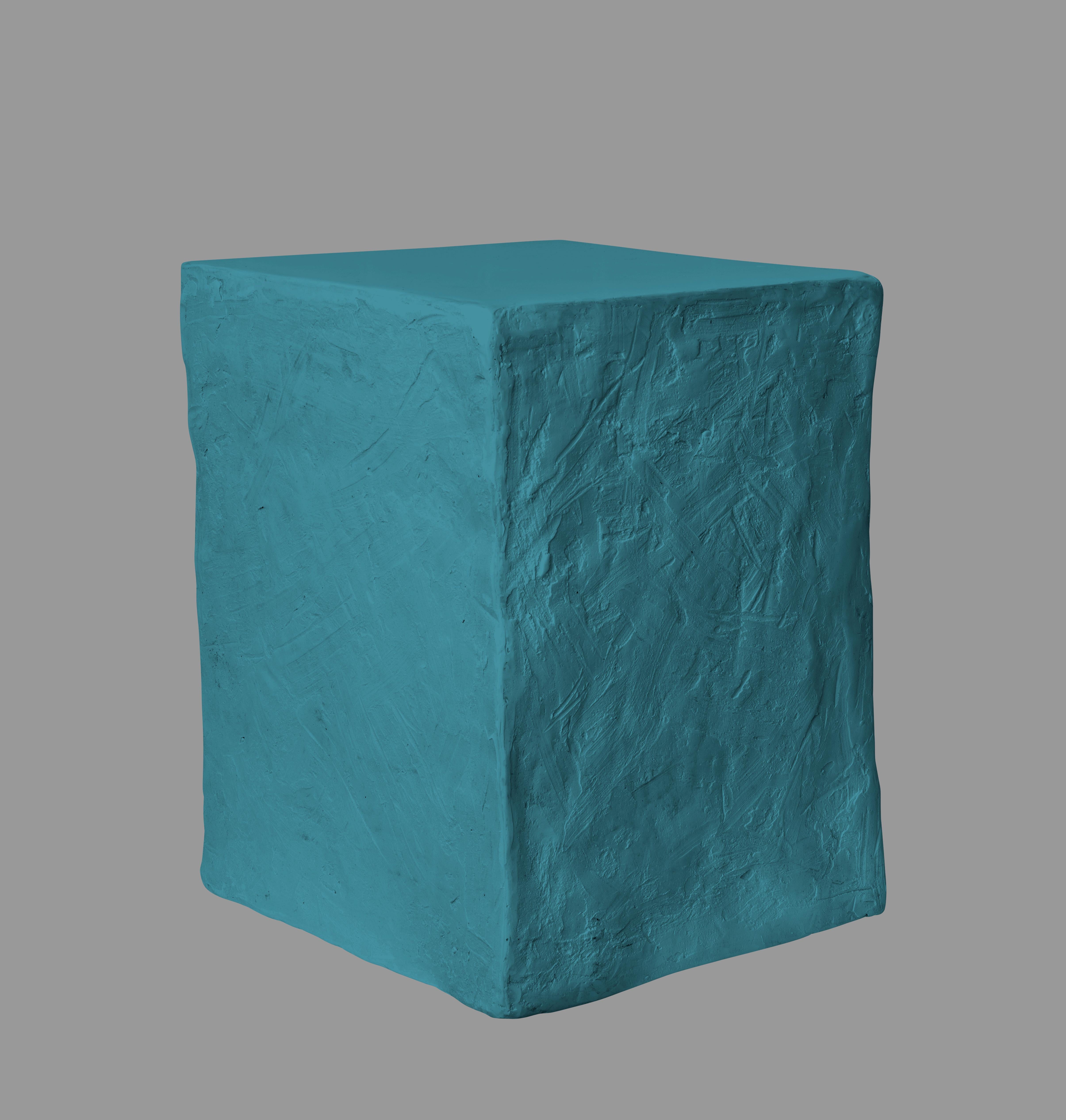 
Der Manhattan Cube ist ein täuschend einfacher Beistelltisch, der von der Künstlerin und Designerin Margit Wittig entworfen wurde und auch als skulpturale Sitzgelegenheit dienen kann.
Es handelt sich um die Nachbildung einer Form, die Margit liebt