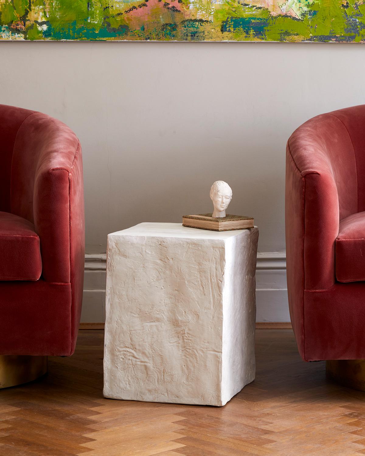 
Le Manhattan cube est une table d'appoint d'une simplicité trompeuse, créée par l'artiste designer Margit Wittig, qui peut se transformer en siège sculptural.
Il reproduit une forme que Margit affectionne et qu'elle a déjà utilisée dans des