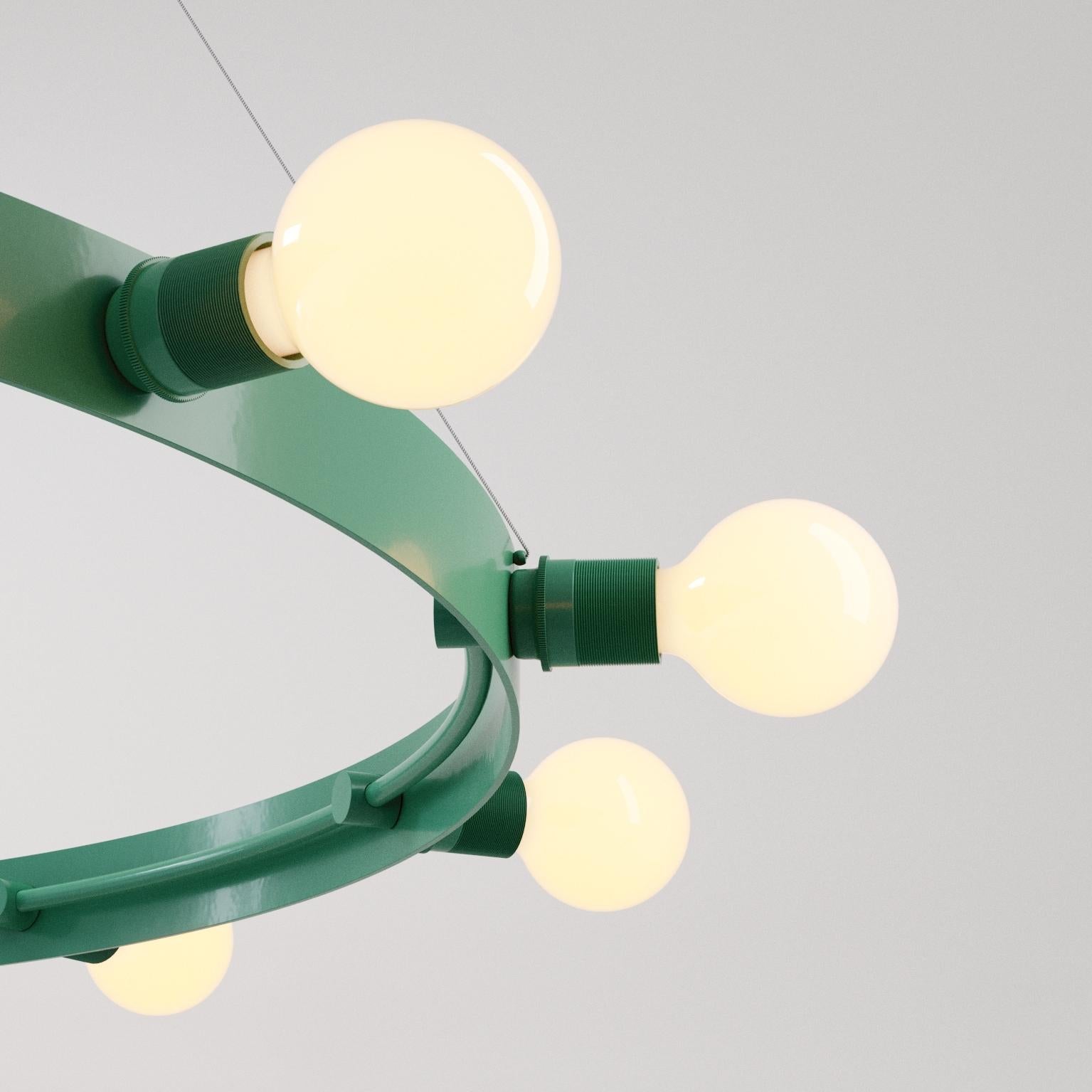Fa parte della Boroughs Collection, creata in collaborazione con The Brownstone Boys.
Il Manhattan  (Grande) Il lampadario si ispira alla grandezza della Rose Reading Room della New York Public Library. La struttura circolare è in ottone massiccio