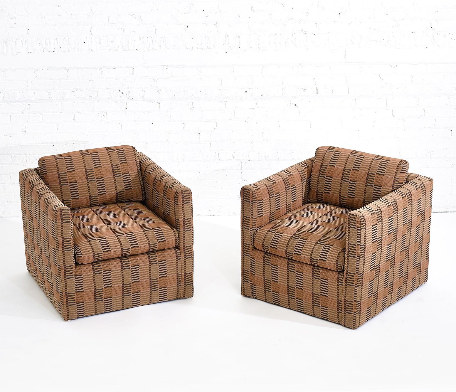 Manhattan Lounge Chairs in Bauhaus Fabric, Dunbar 1980 In Good Condition For Sale In Chicago, IL