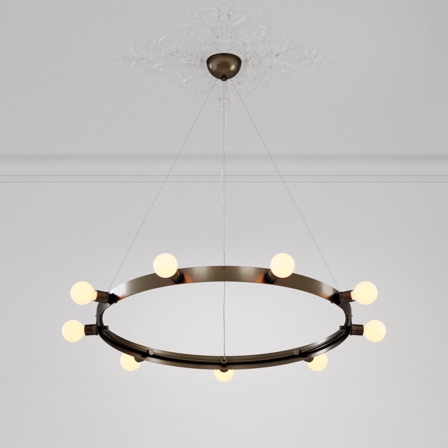 Forma parte de la Colección Boroughs, creada en colaboración con The Brownstone Boys.
El Manhattan  (Mediana) La lámpara de araña se inspira en la grandeza de la Sala de Lectura Rosa de la Biblioteca Pública de Nueva York. El marco circular es de