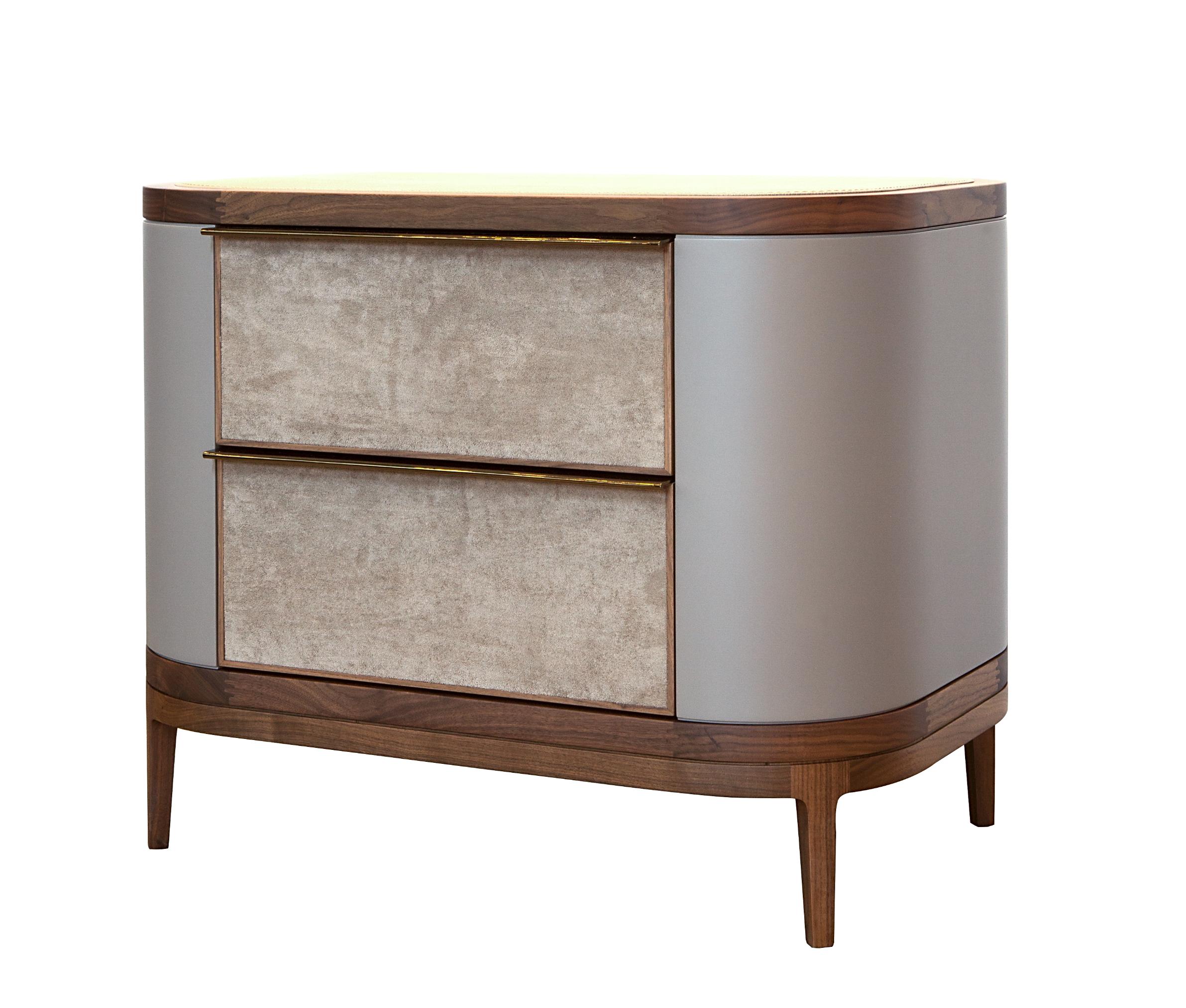 Compagnon idéal du lit Manhattan, cette table de nuit enveloppée de cuir présente un dessus en cuir et des tiroirs accentués par des détails en métal.