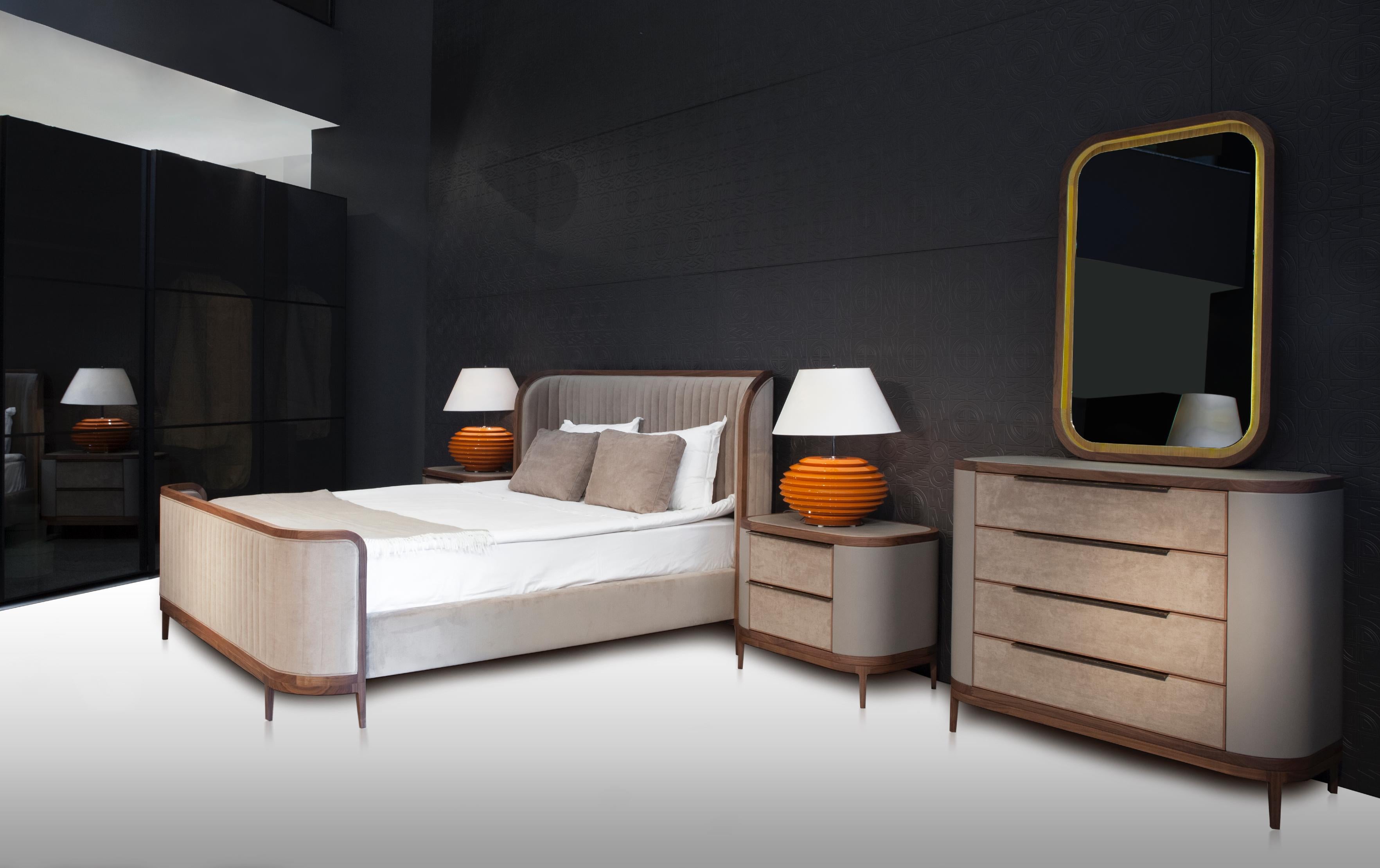 Sculpté Table de nuit Manhattan, table de nuit enveloppée de cuir Comprend un plateau en cuir encastré en vente
