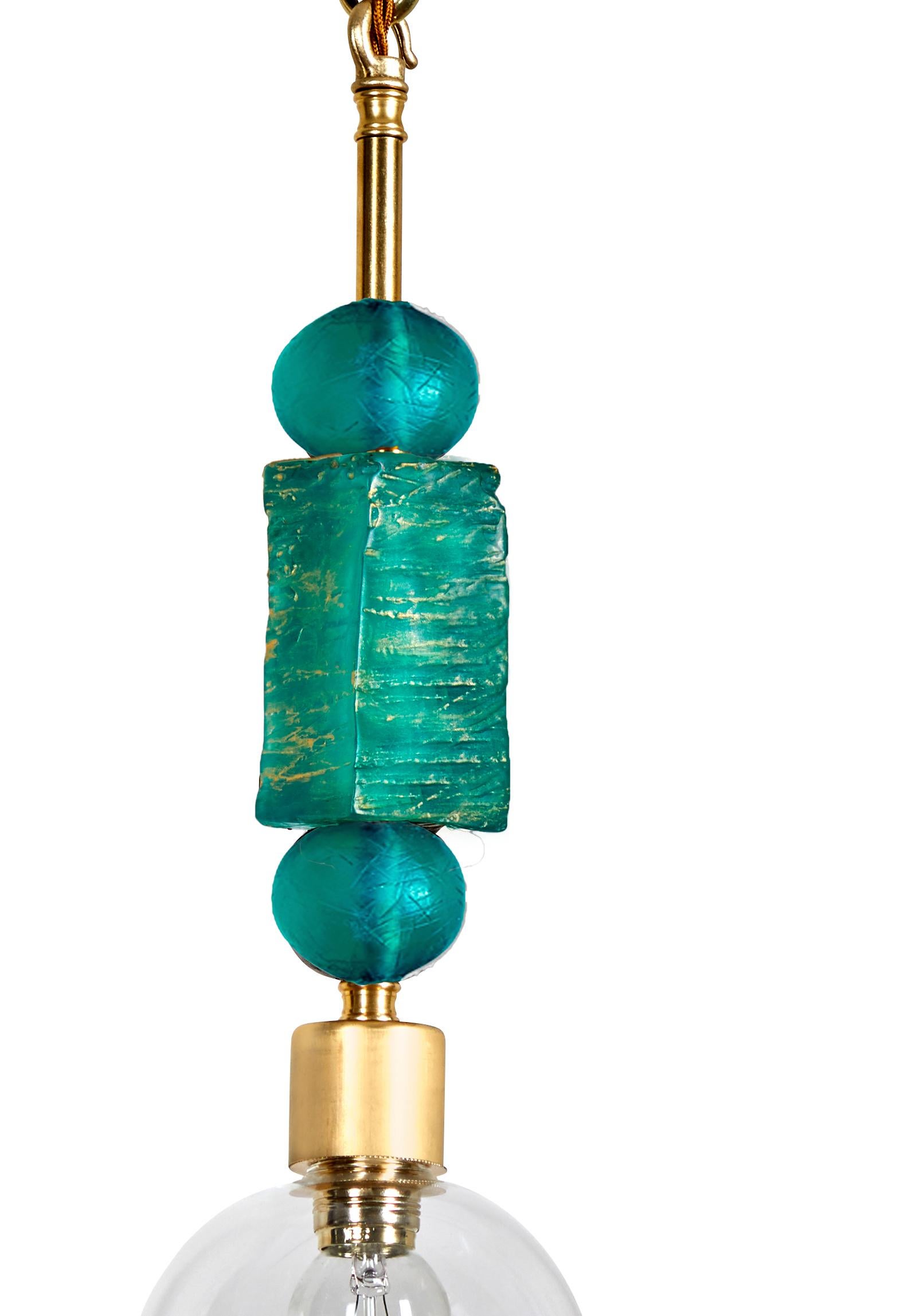 Cette suspension (plafonnier) de Margit Wittig comporte deux éléments en résine époxy en forme de perles et de cubes, qui sont coulés et patinés à la main dans son Studio de Londres. Chaque composant est fini avec plusieurs couches de pigments et de
